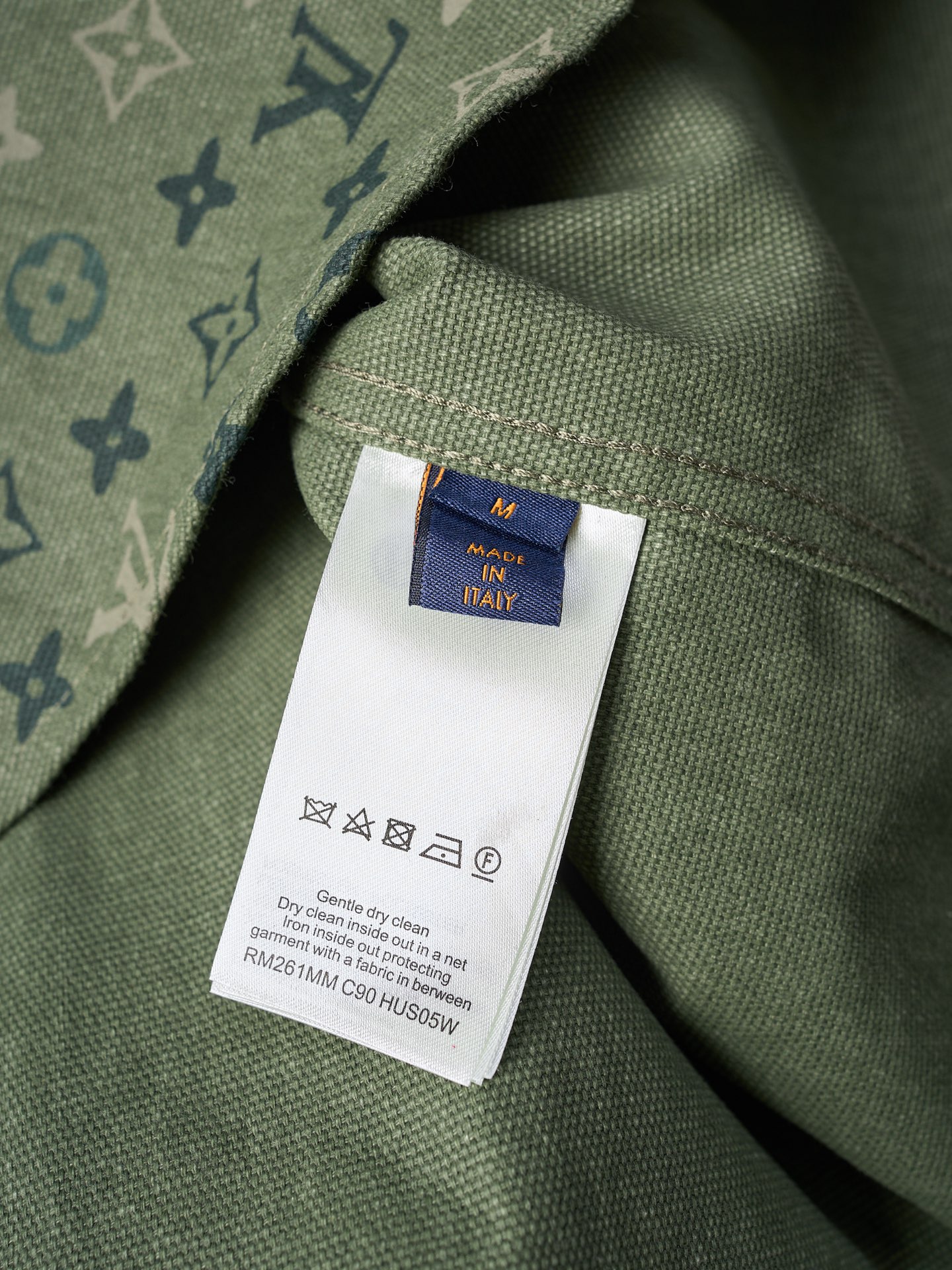 💰280【实物挂拍】LV/路易威登 翻领满印工装夹克式衬衫 【现货】S M L XL 正品16000购入，定染50支平纹双股珠地帆棉布，定位裁床，数码直喷，定制1：1纽扣，定制1：1皮标，定制1：1商标，宽松版型