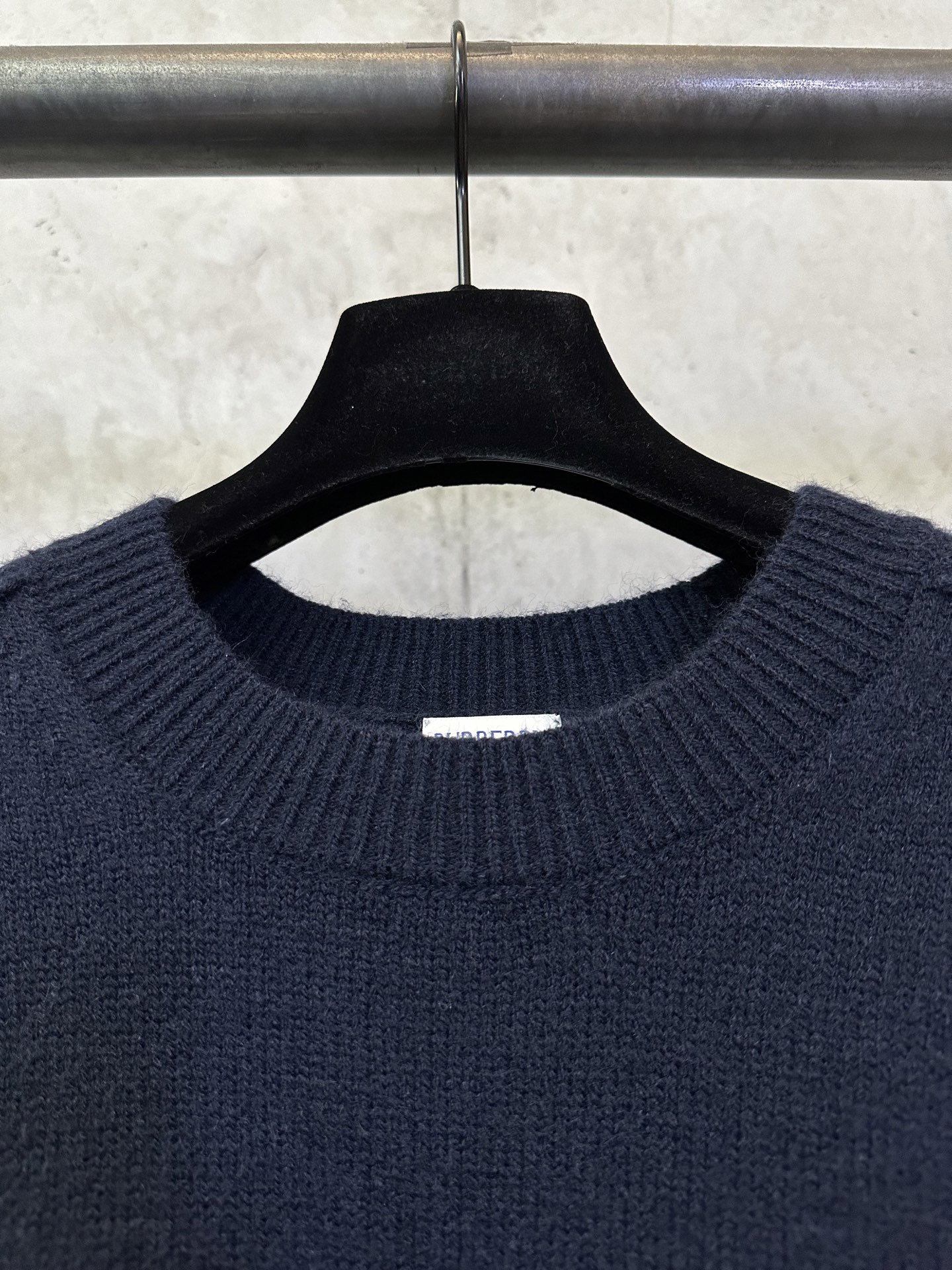 💰200 BURBERRY巴宝莉 26SS 纯色圆领羊绒针织衫 面料：采用定染18支双股羊毛混纺毛料 建议干洗（本产品为毛料织造而成不易机洗）定制五金 螺纹 辅料 对版对位 男女同款 -Color: 宝蓝色 -Size: S M L XL