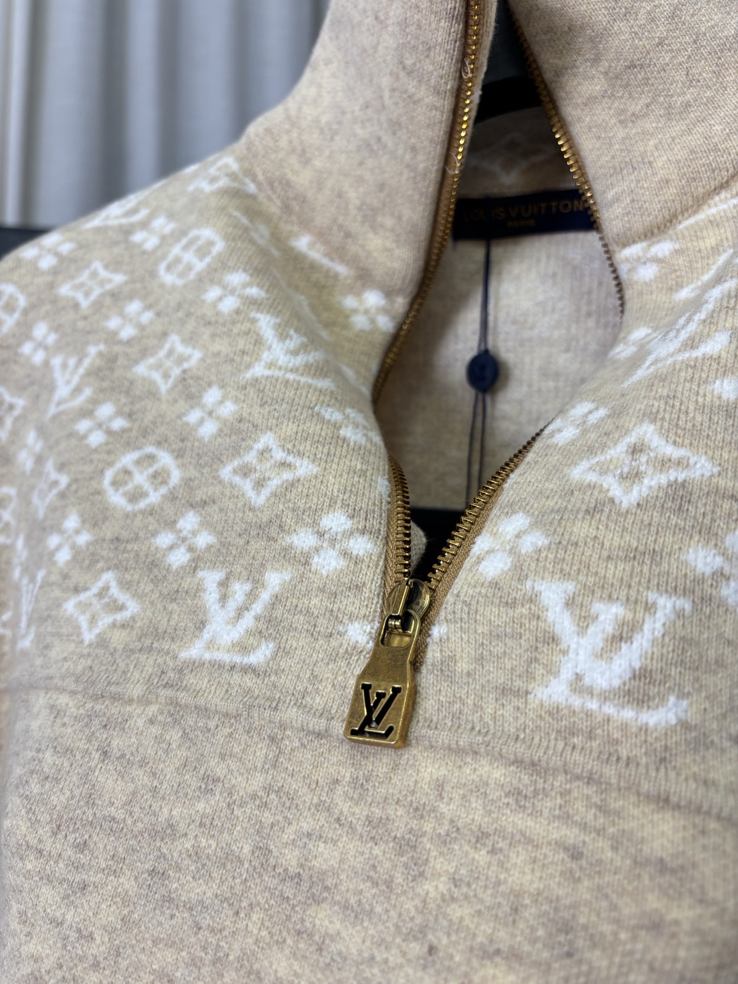 p185💰 款号：DC272# LV路易威登顶级版本SKI系列纯羊毛半开衫套头polo毛衣 顶级版本！新款纯羊毛 全衣高品质德国进口机器制作 三种机器 三种织法 工艺复杂程序繁琐 定制款对色定染纯羊毛高克重高密度超高品质，毛料柔软细腻亲肤，触感软糯丝滑！克重1斤多 颜色：燕麦杏色 尺码：S-M-L-Xl【图9️⃣尺码表】