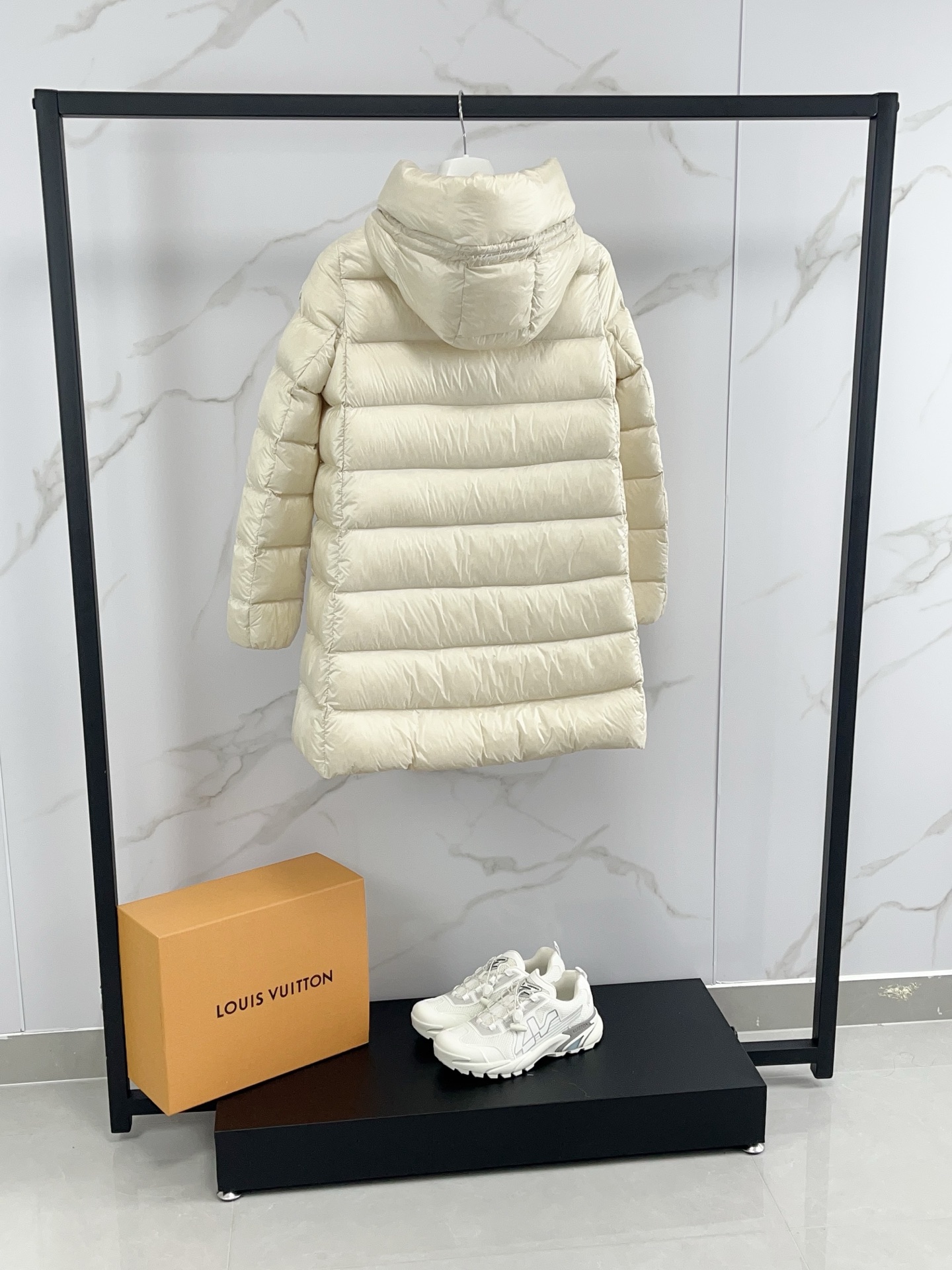 💰590 MoncIer｜Suyenne女士连帽中长羽绒服，蒙口经典A字款-Suyenne升级款黑色细节实拍图，超级保暖，明星挚爱，质感十足，充绒饱满，版型非常好！ 颜色：黑色，香槟色 尺码: 0-3