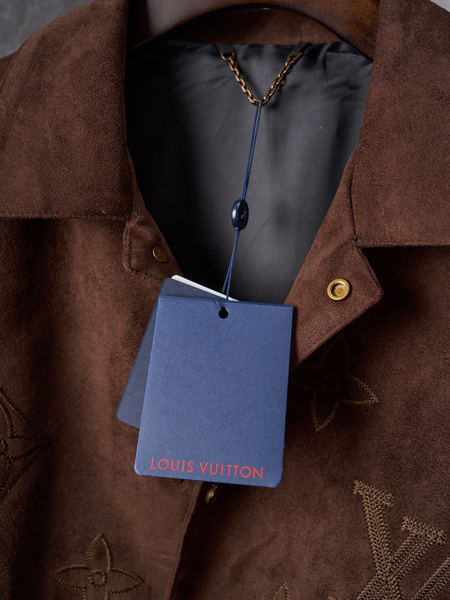 💰255【实物挂拍】LV/路易威登 大花刺绣麂皮绒面按扣翻领外套 【现货】S M L XL 原版36500购入，采用法国绒定制面料，深咖色绒面布料在不同的灯光下，会呈现不同色系效果。内里定制黑色真丝里布。整件，具有非常个性的特点，进口机对位绣花，门襟处左右对位细节媲美原版。定制的五金纽扣，配件手感色泽细腻光滑，低调奢华的设计。两侧双开袋小。男女同款。