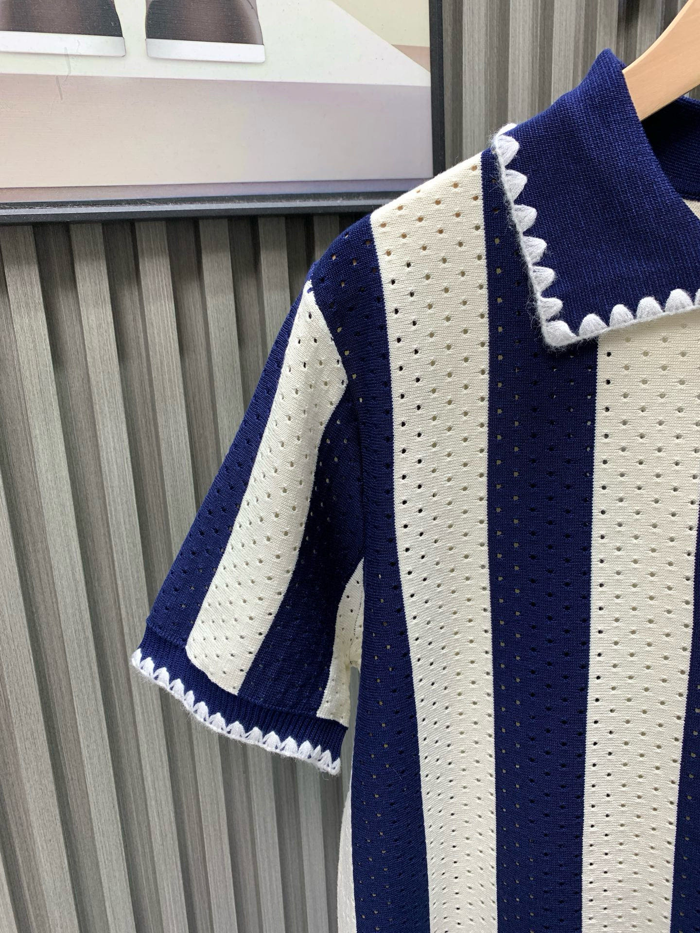 💰105🀄️ LOEWE罗意威 菱形提花设计甄选超细优质纱线 含山羊桑蚕丝翻领针织短袖男士典藏款 「耗时王」圆领奢雅工艺 触肤即高阶 匠心底蕴 菱形镂空提花 耗时数月雕琢的立体菱形提花 经纬间织就建筑美学肌理 光影穿透时显隐交错 举手投足尽展低调奢华 奢材天成山羊绒桑蚕丝 甄选超细优质纱线 融合内蒙古白绒山羊绒的软糯亲肤与桑蚕丝的柔滑垂坠 轻若无物却奢感天成 贴身穿着如云端轻抚 经典型格翻领短袖设计 简约翻领勾勒利落线条 短袖剪裁适配多场景&mdash;&mdash;商务会晤时叠搭西装显儒雅 休闲时光单穿流露绅士品味 典藏款型永不褪色 细节至臻品质见证 精密车工确保接缝平整 骨位加固耐穿不变形 领口螺纹经水洗测试 久穿仍挺括如新 每一处细节皆为「耗时」证言