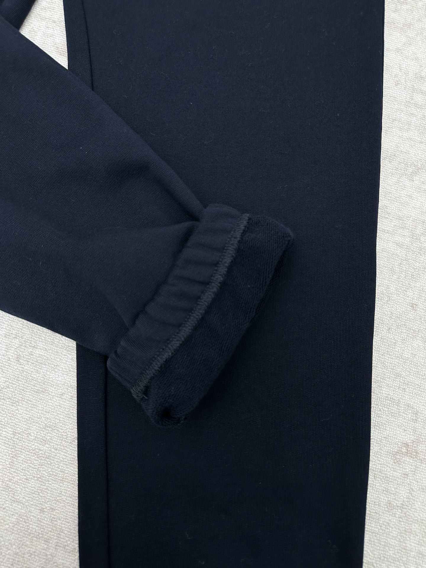 P195 巴宝莉 25ss新款棉质慢跑裤选用轻盈翻面绒棉质面料打造，呈现休闲版型。点缀新季马术骑士徽标（EKD）素描刺绣，融入金属感纱线。此件精品出自品牌新禧贺岁胶囊系列，礼赞马年新春。 码数：S.M.L.XL.