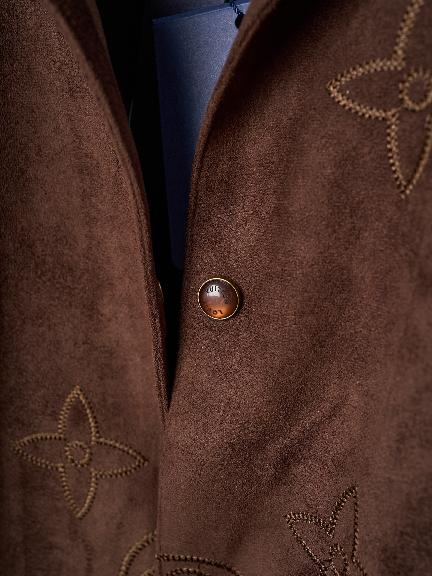 💰255【实物挂拍】LV/路易威登 大花刺绣麂皮绒面按扣翻领外套 【现货】S M L XL 原版36500购入，采用法国绒定制面料，深咖色绒面布料在不同的灯光下，会呈现不同色系效果。内里定制黑色真丝里布。整件，具有非常个性的特点，进口机对位绣花，门襟处左右对位细节媲美原版。定制的五金纽扣，配件手感色泽细腻光滑，低调奢华的设计。两侧双开袋小。男女同款。