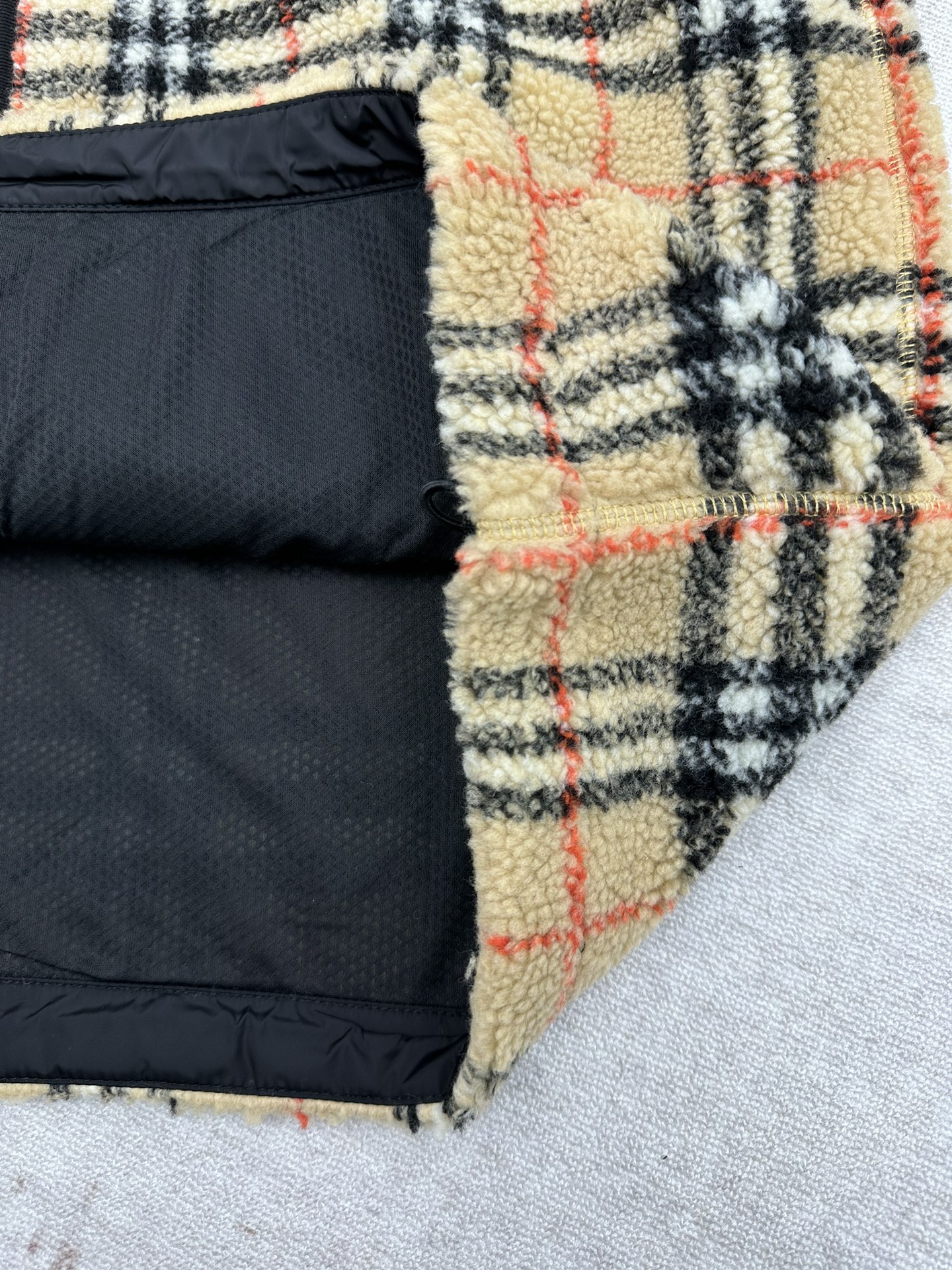 P280 巴宝莉 25ss新款格纹羊毛羊绒混纺绒头夹克选用柔软的羊毛羊绒混纺绒头面料打造，装饰针织 Burberry 格纹。搭配轻盈网眼内衬，融入骑士印章贴花，灵感源自 1980 年代典藏图案。呈现休闲版型，采用抽绳腰部设计，可调节打造不同造型。码数：S.M.L.XL.