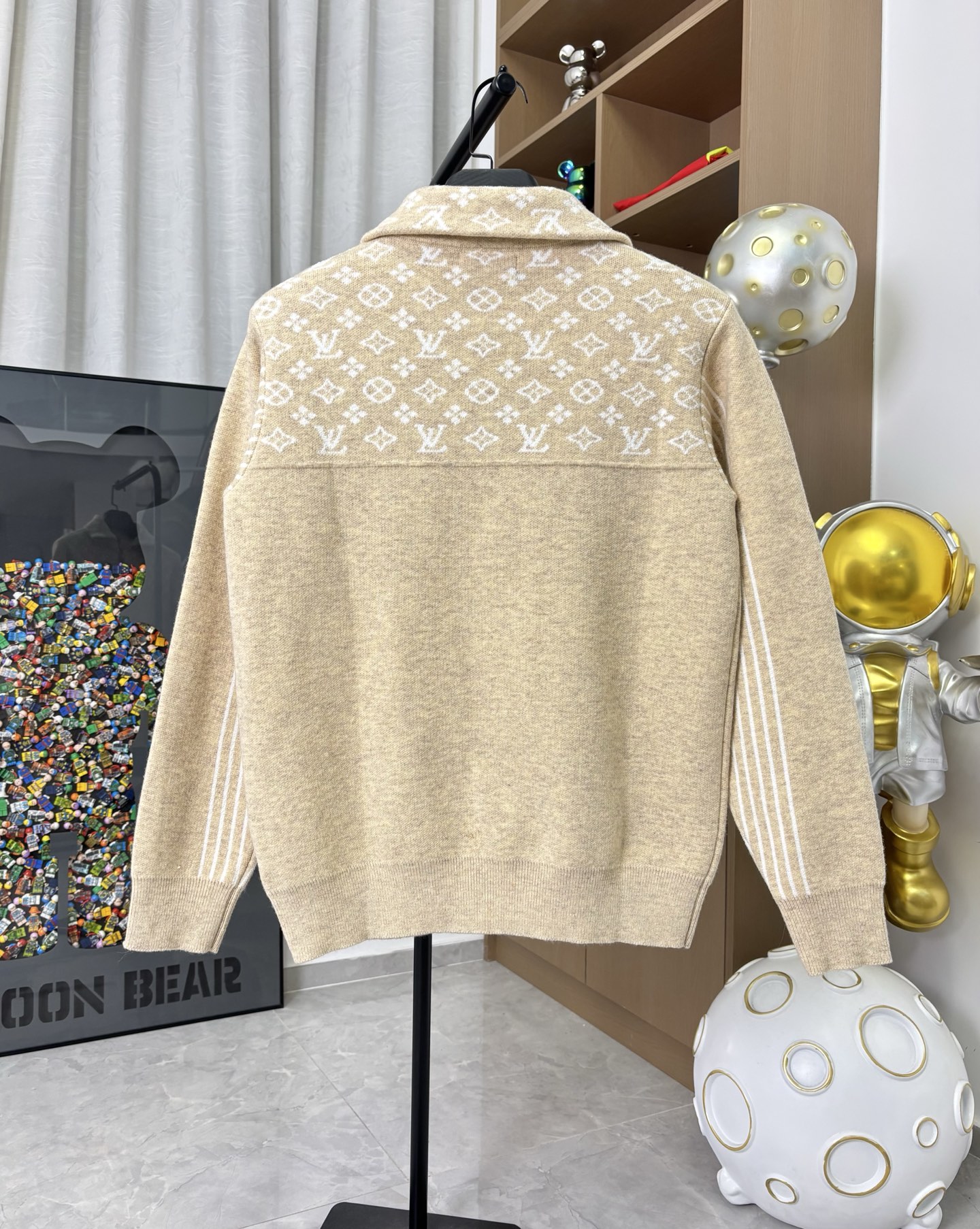 p185💰 款号：DC272# LV路易威登顶级版本SKI系列纯羊毛半开衫套头polo毛衣 顶级版本！新款纯羊毛 全衣高品质德国进口机器制作 三种机器 三种织法 工艺复杂程序繁琐 定制款对色定染纯羊毛高克重高密度超高品质，毛料柔软细腻亲肤，触感软糯丝滑！克重1斤多 颜色：燕麦杏色 尺码：S-M-L-Xl【图9️⃣尺码表】