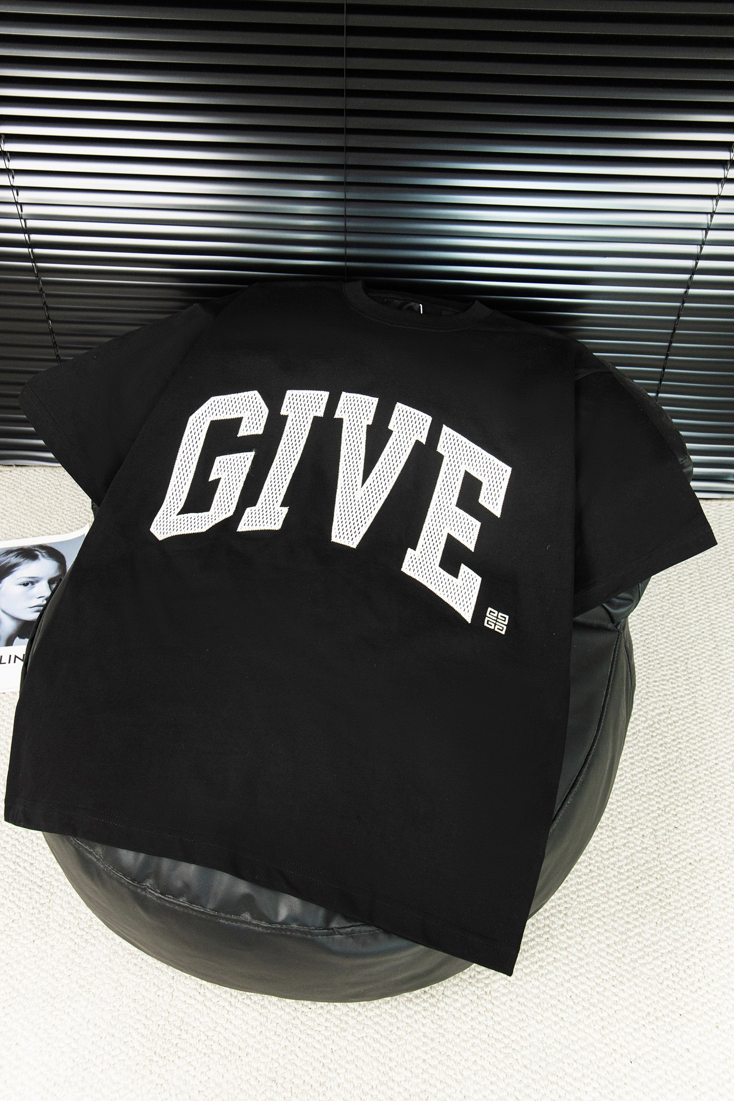 特价🉐️：50 款号：G27 Givenchy纪梵希 新款大字母小孔绣花短袖T恤 - 被称为法国时装界的绅士的Givenchy的风格所在 1952年纪梵希这个品牌在法国正式诞生 它是以其创始人 第一位首席设计师休伯特.德.纪梵希(Hubert de Givenchy)命名的 几十年来这一品牌一直保持着&ldquo;优雅的风格&rdquo; 在时装界几乎成了&ldquo;优雅&rdquo;的代名词 而纪梵希本人在任何场合出现总是一副儒雅气度和爽洁不俗的外形 因而被誉为&ldquo;时装界的绅士&rdquo; 纪梵希先生与赫本女士的一生也称为佳话 纪梵希先生虽然已故 但纪梵希的经典传奇依旧火爆至 - 不管是T桖还是卫衣都是每年的爆款单品 采用进口绣花 每一件都是艺术品 成本极高 经过多次的调试打版图案色差还原度与原版接近百分之99 区别市场垃圾胶印版本 颜色: 黑 尺码:S M L XL