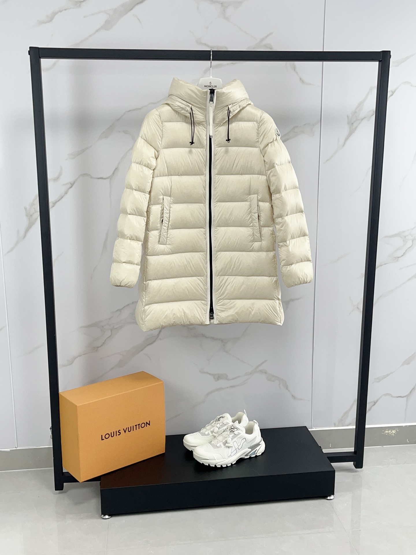 💰590 MoncIer｜Suyenne女士连帽中长羽绒服，蒙口经典A字款-Suyenne升级款黑色细节实拍图，超级保暖，明星挚爱，质感十足，充绒饱满，版型非常好！ 颜色：黑色，香槟色 尺码: 0-3