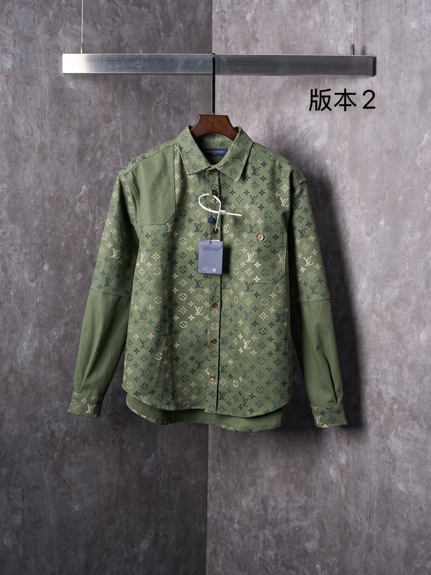 💰280【实物挂拍】LV/路易威登 翻领满印工装夹克式衬衫 【现货】S M L XL 正品16000购入，定染50支平纹双股珠地帆棉布，定位裁床，数码直喷，定制1：1纽扣，定制1：1皮标，定制1：1商标，宽松版型