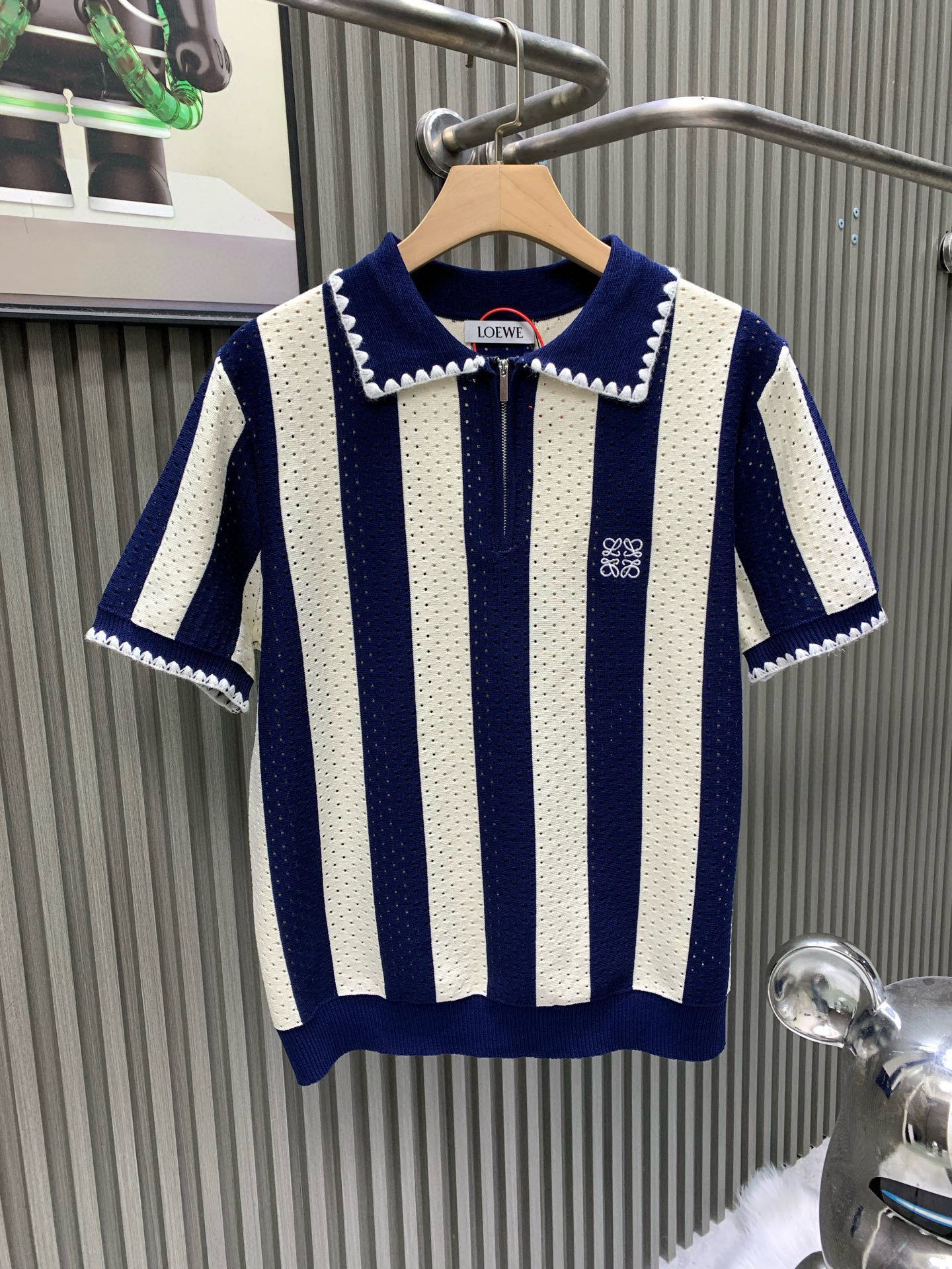 💰105🀄️ LOEWE罗意威 菱形提花设计甄选超细优质纱线 含山羊桑蚕丝翻领针织短袖男士典藏款 「耗时王」圆领奢雅工艺 触肤即高阶 匠心底蕴 菱形镂空提花 耗时数月雕琢的立体菱形提花 经纬间织就建筑美学肌理 光影穿透时显隐交错 举手投足尽展低调奢华 奢材天成山羊绒桑蚕丝 甄选超细优质纱线 融合内蒙古白绒山羊绒的软糯亲肤与桑蚕丝的柔滑垂坠 轻若无物却奢感天成 贴身穿着如云端轻抚 经典型格翻领短袖设计 简约翻领勾勒利落线条 短袖剪裁适配多场景&mdash;&mdash;商务会晤时叠搭西装显儒雅 休闲时光单穿流露绅士品味 典藏款型永不褪色 细节至臻品质见证 精密车工确保接缝平整 骨位加固耐穿不变形 领口螺纹经水洗测试 久穿仍挺括如新 每一处细节皆为「耗时」证言