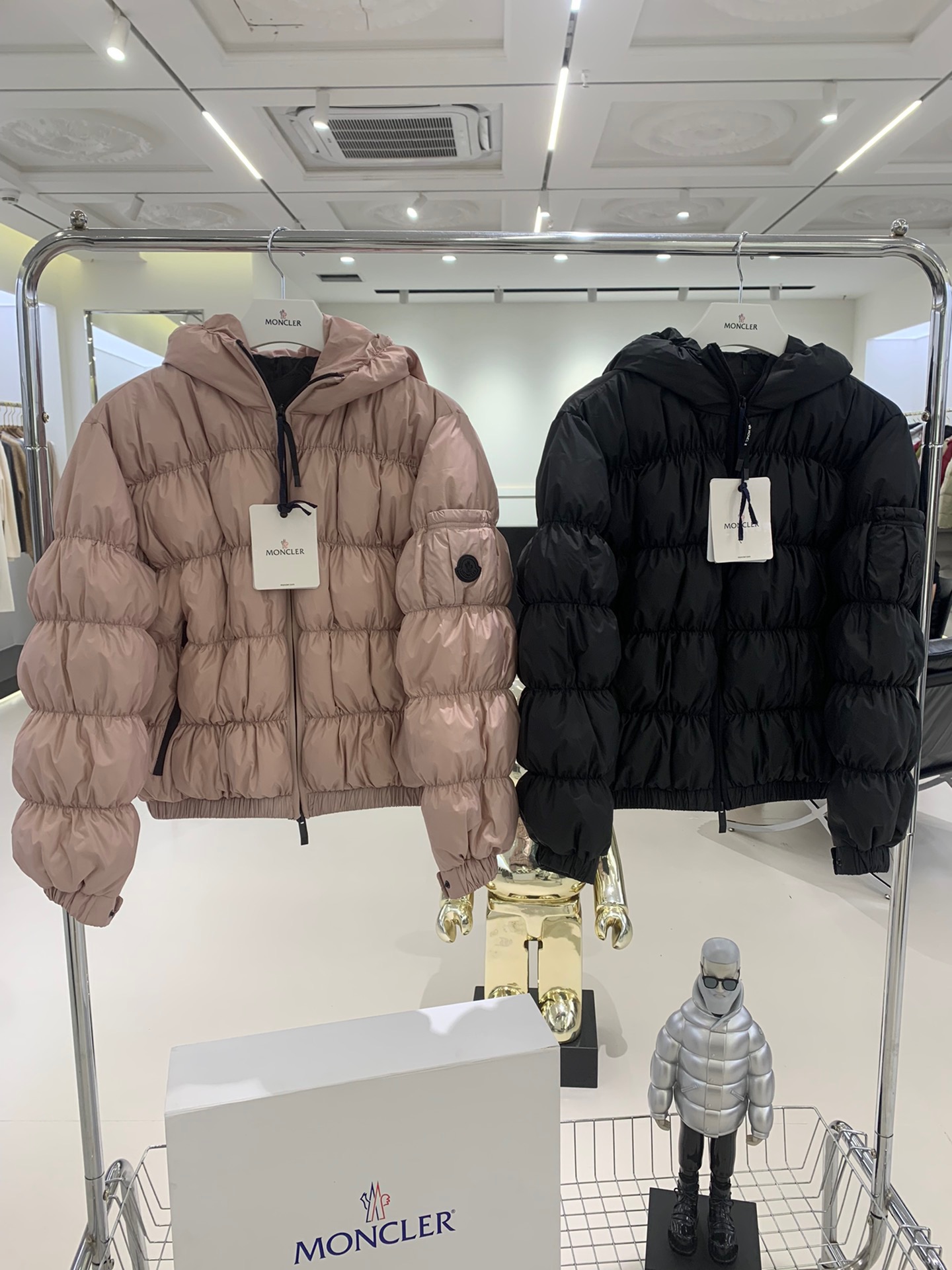 💰480 Monc*er 超可爱 女人味 毛毛虫短款羽绒服 颜色：藕粉色 黑色 款号：Medonte 尺码：012