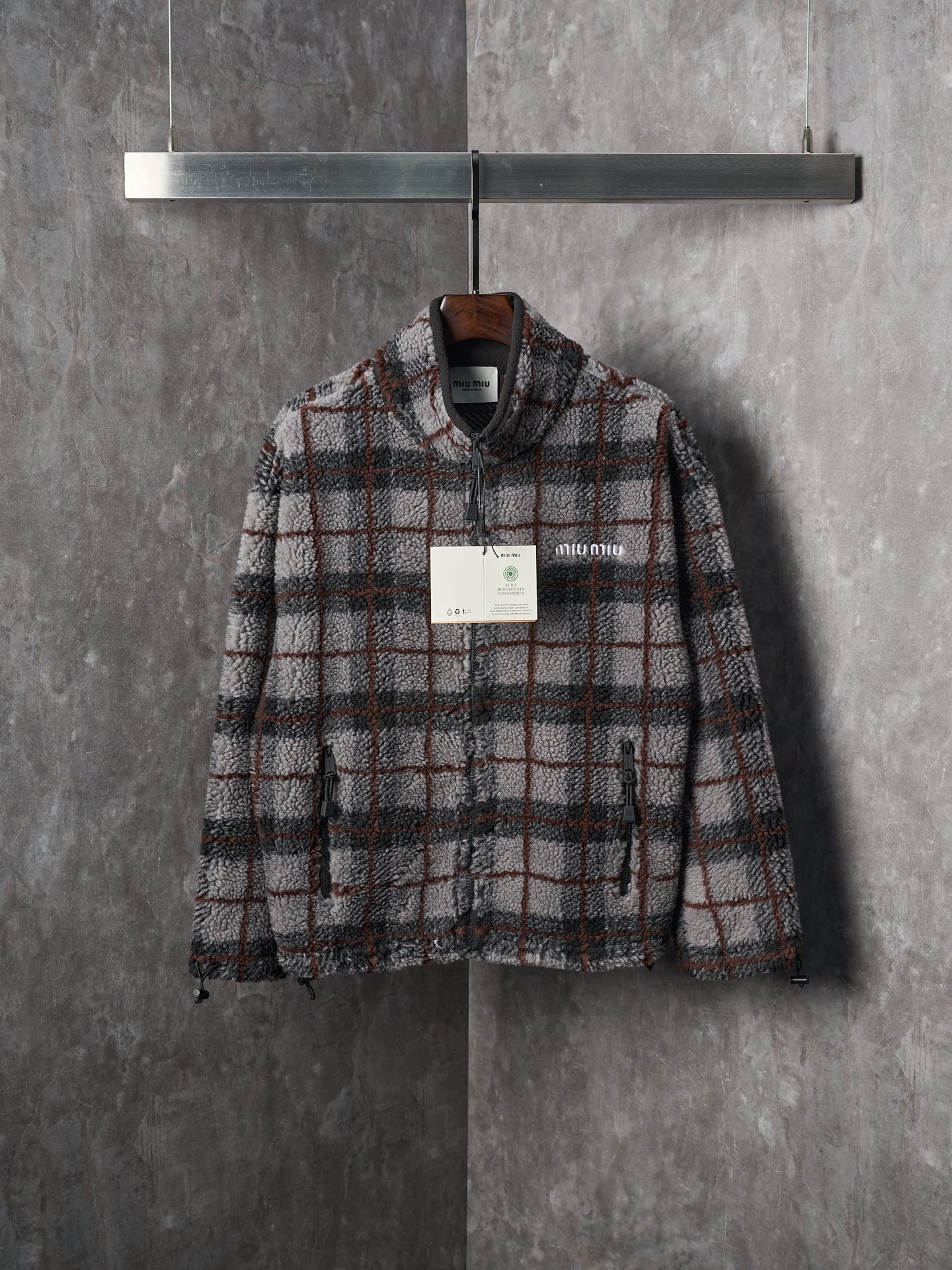 💰260【实物挂拍】MiuMiu/缪缪 羊羔绒格子刺绣拉链外套 【颜色】绿色 灰色 【现货】S M L XL 经典夹克在这款中被重新诠释，加入羊毛以增加厚度和柔软度。经典格纹图案汲取男装风格灵感，重新诠释运动女性气质的风格密码。 Oversize版型. 无衬里长袖立领.正面拉链开合 侧袋.双头钩针底边.刺绣徽标 采用80%羊毛，20%棉。该款面料原版定织定染，100%还原。内衬口袋布采用100%尼龙料， 后领位置搭配100%羊毛泰迪绒。 拉链采用尼龙与胶牙材料结合，拉牙采用欧款胶牙。下摆搭配原版刻字弹力扣。 刺绣采用3D立体刺绣工艺，刺绣logo饱满立体。呈现出高端视觉效果。