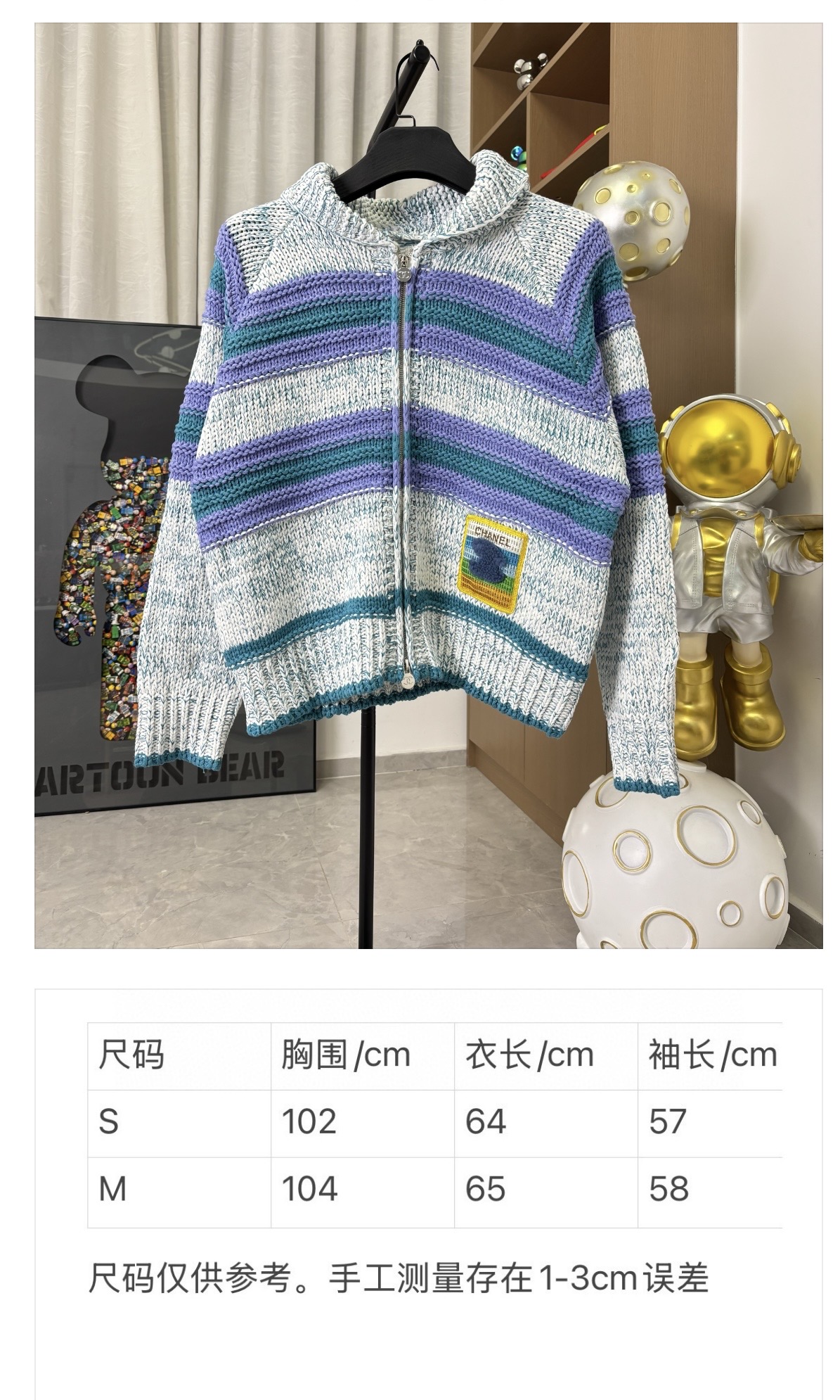p230💰 款号：DC271# CHANEL 香奈儿 25ss 复古减龄条纹撞色针织开衫 打造如彩虹般绚烂多彩的层次之美，重磅羊毛面料 亲肤保暖 材质细腻软糯 厚实有筋骨 尽显慵懒温柔，条纹撞色设计 增添层次感 焕活冬季穿搭，搭配各式下装 休闲与通勤都可驾驭 颜色：图片色 尺码：S M
