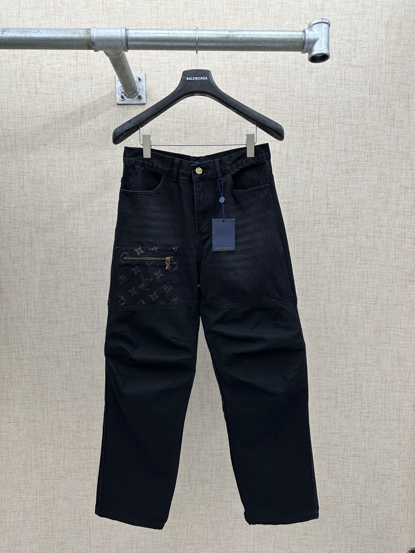 P220💰 LV/路易威登 拼接工装牛仔裤。 工艺裤身带有路易威登经典的Monogram老花图案，拉链头、后腰皮牌处有品牌金属Logo，风格采用牛仔布与黑色工装面料拼接的设计，融合了街头工装风与精致感，裤型宽松，属于当下流行的休闲廓形。 细节工艺金属拉链、纽扣及皮牌做工精细，拼接处缝线工整，这类单品是奢侈品牌在街头风格领域的设计尝试，将经典老花元素与工装廓形结合，又契合年轻群体对潮流穿搭。 码数：28、30、32、34、36、