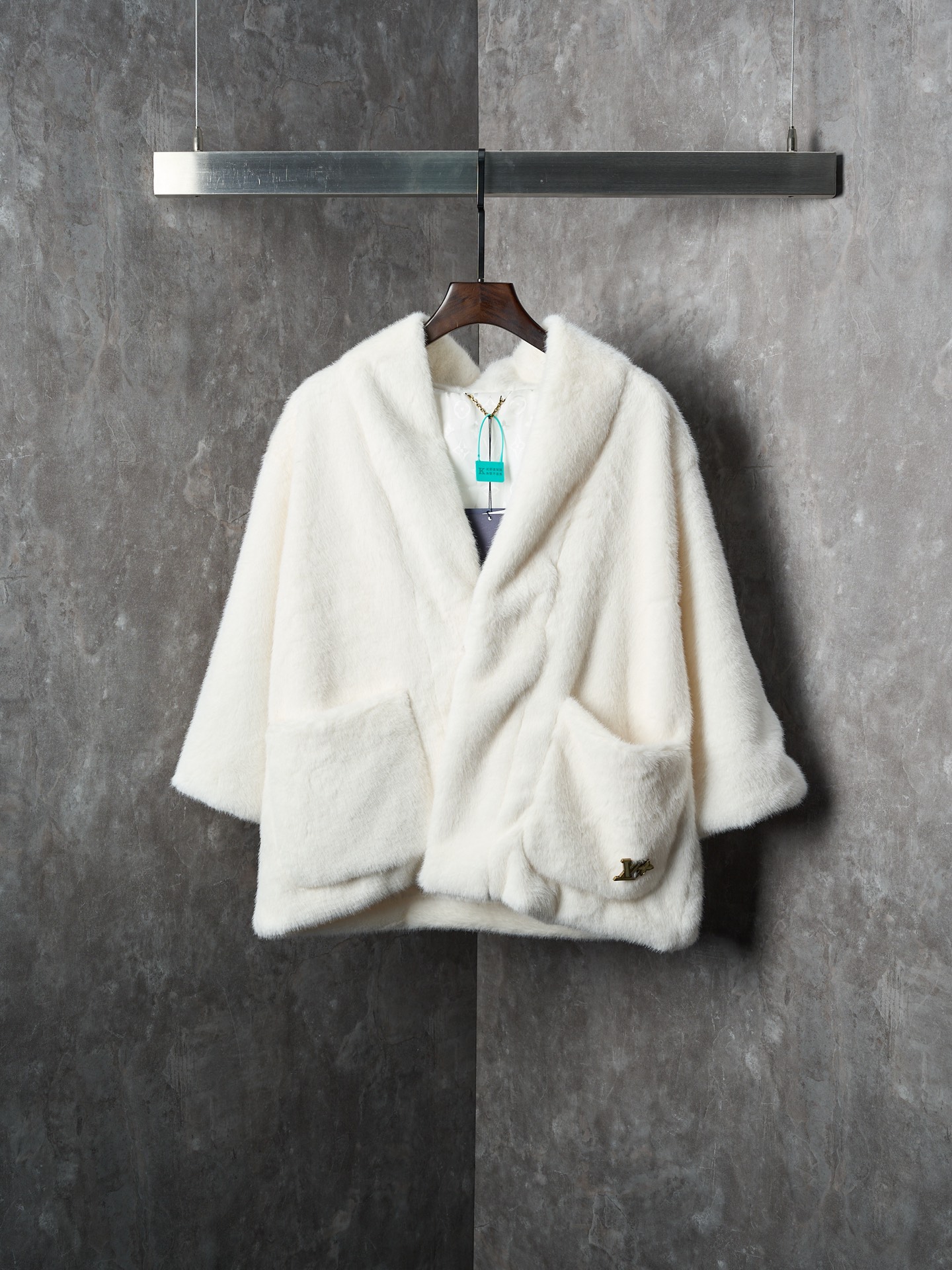 💰360【实物挂拍】LV/路易威登 Nigo联名系列水貂毛V领和服式皮草外套 【现货】46 48 50 52 面料选用北美优质水貂毛，经过手工分拣筛选，确保毛针长度、绒毛密度均匀一致，触感柔滑且光泽感强。剪裁采用无衬里极简结构，通过手工对缝拼接，避免车线痕迹破坏整体质感；领口做了宽幅翻折设计，边缘用隐形手工针脚收边，自然垂坠不生硬。袖口是同材质毛面翻边，内侧加了薄衬布定型，既保持蓬松感又不易变形；口袋为嵌式设计，开口边缘手工锁边，与衣身纹理无缝衔接。内里搭配品牌专属缎面衬里，标签通过定制挂链固定，细节处体现高定工艺标准。整体走线平直细腻，面料舒适柔软，颜色一致无色差 能与同款搭配营造时尚造型，驾驭各种场合，定制辅料，三标齐全，男女同款！