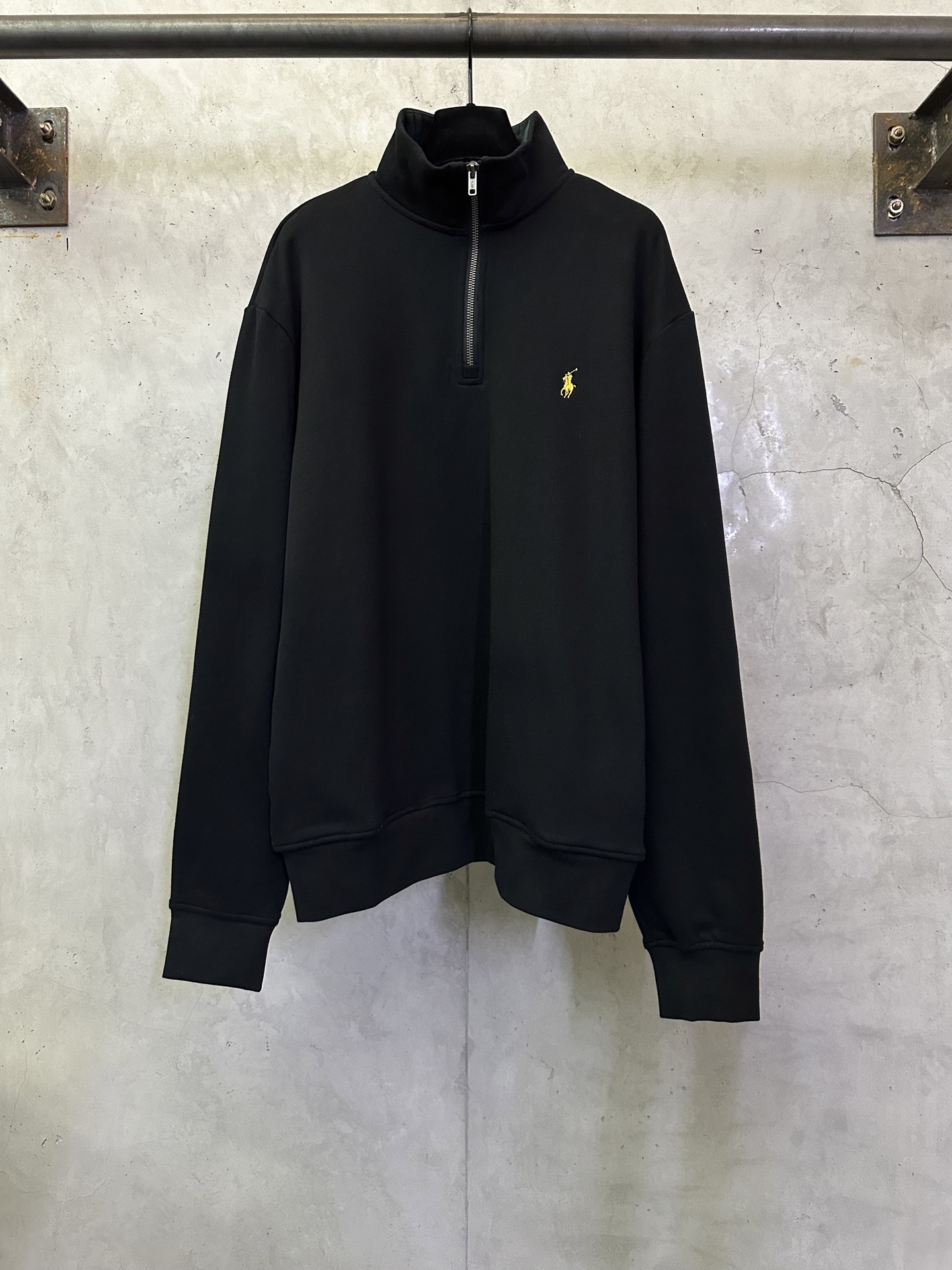 💰200 Ralph Lauren 金色刺绣半高领卫衣 面料：采用定制雅韵精棉绒感料 柔软丝滑 舒适贴肤 以纯粹到极致的黑调为底色 格纹斜纹镶边于领口处 承载着英伦风的优雅与复古 定制五金 螺纹 辅料 对版对位 男女同款 -Color: 黑色 -Size: S M L XL
