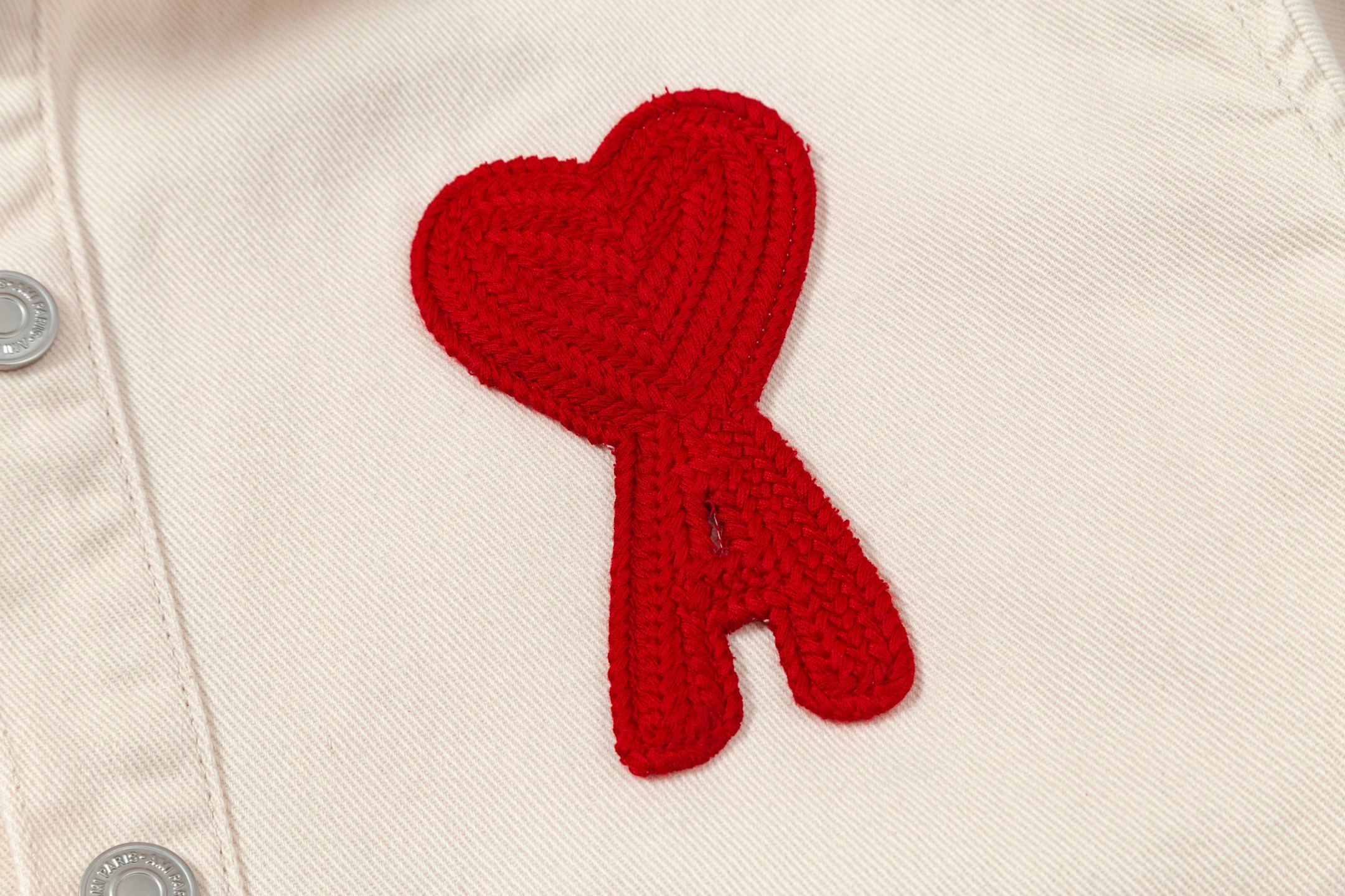 2288# AMI PARIS 25秋冬新品编织爱心刺绣长袖牛仔宽松休闲翻领外套 钮扣饰有LOGO YP复刻 男女可穿 落肩长款 颜色:杏色 杏红心 牛仔篮 码数：S-XL P135