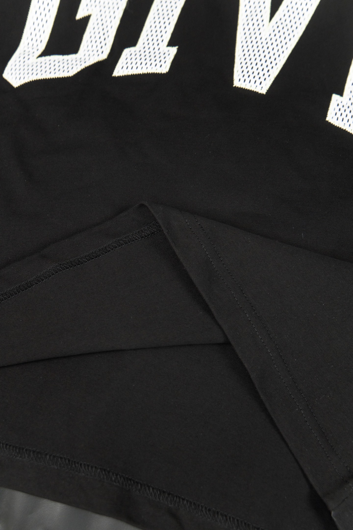 特价🉐️：50 款号：G27 Givenchy纪梵希 新款大字母小孔绣花短袖T恤 - 被称为法国时装界的绅士的Givenchy的风格所在 1952年纪梵希这个品牌在法国正式诞生 它是以其创始人 第一位首席设计师休伯特.德.纪梵希(Hubert de Givenchy)命名的 几十年来这一品牌一直保持着&ldquo;优雅的风格&rdquo; 在时装界几乎成了&ldquo;优雅&rdquo;的代名词 而纪梵希本人在任何场合出现总是一副儒雅气度和爽洁不俗的外形 因而被誉为&ldquo;时装界的绅士&rdquo; 纪梵希先生与赫本女士的一生也称为佳话 纪梵希先生虽然已故 但纪梵希的经典传奇依旧火爆至 - 不管是T桖还是卫衣都是每年的爆款单品 采用进口绣花 每一件都是艺术品 成本极高 经过多次的调试打版图案色差还原度与原版接近百分之99 区别市场垃圾胶印版本 颜色: 黑 尺码:S M L XL