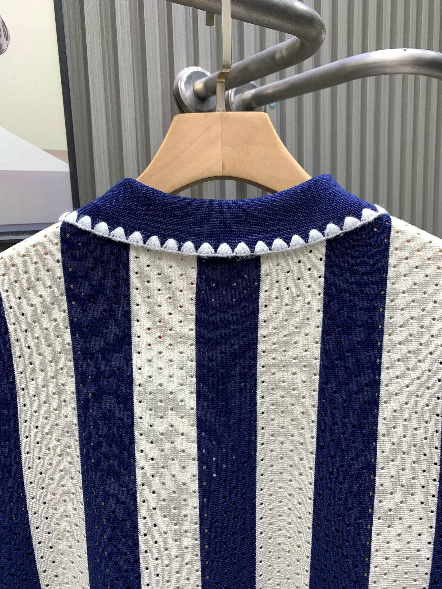 💰105🀄️ LOEWE罗意威 菱形提花设计甄选超细优质纱线 含山羊桑蚕丝翻领针织短袖男士典藏款 「耗时王」圆领奢雅工艺 触肤即高阶 匠心底蕴 菱形镂空提花 耗时数月雕琢的立体菱形提花 经纬间织就建筑美学肌理 光影穿透时显隐交错 举手投足尽展低调奢华 奢材天成山羊绒桑蚕丝 甄选超细优质纱线 融合内蒙古白绒山羊绒的软糯亲肤与桑蚕丝的柔滑垂坠 轻若无物却奢感天成 贴身穿着如云端轻抚 经典型格翻领短袖设计 简约翻领勾勒利落线条 短袖剪裁适配多场景&mdash;&mdash;商务会晤时叠搭西装显儒雅 休闲时光单穿流露绅士品味 典藏款型永不褪色 细节至臻品质见证 精密车工确保接缝平整 骨位加固耐穿不变形 领口螺纹经水洗测试 久穿仍挺括如新 每一处细节皆为「耗时」证言