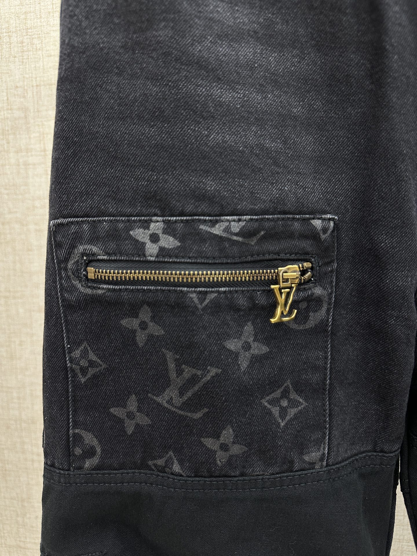 P220💰 LV/路易威登 拼接工装牛仔裤。 工艺裤身带有路易威登经典的Monogram老花图案，拉链头、后腰皮牌处有品牌金属Logo，风格采用牛仔布与黑色工装面料拼接的设计，融合了街头工装风与精致感，裤型宽松，属于当下流行的休闲廓形。 细节工艺金属拉链、纽扣及皮牌做工精细，拼接处缝线工整，这类单品是奢侈品牌在街头风格领域的设计尝试，将经典老花元素与工装廓形结合，又契合年轻群体对潮流穿搭。 码数：28、30、32、34、36、