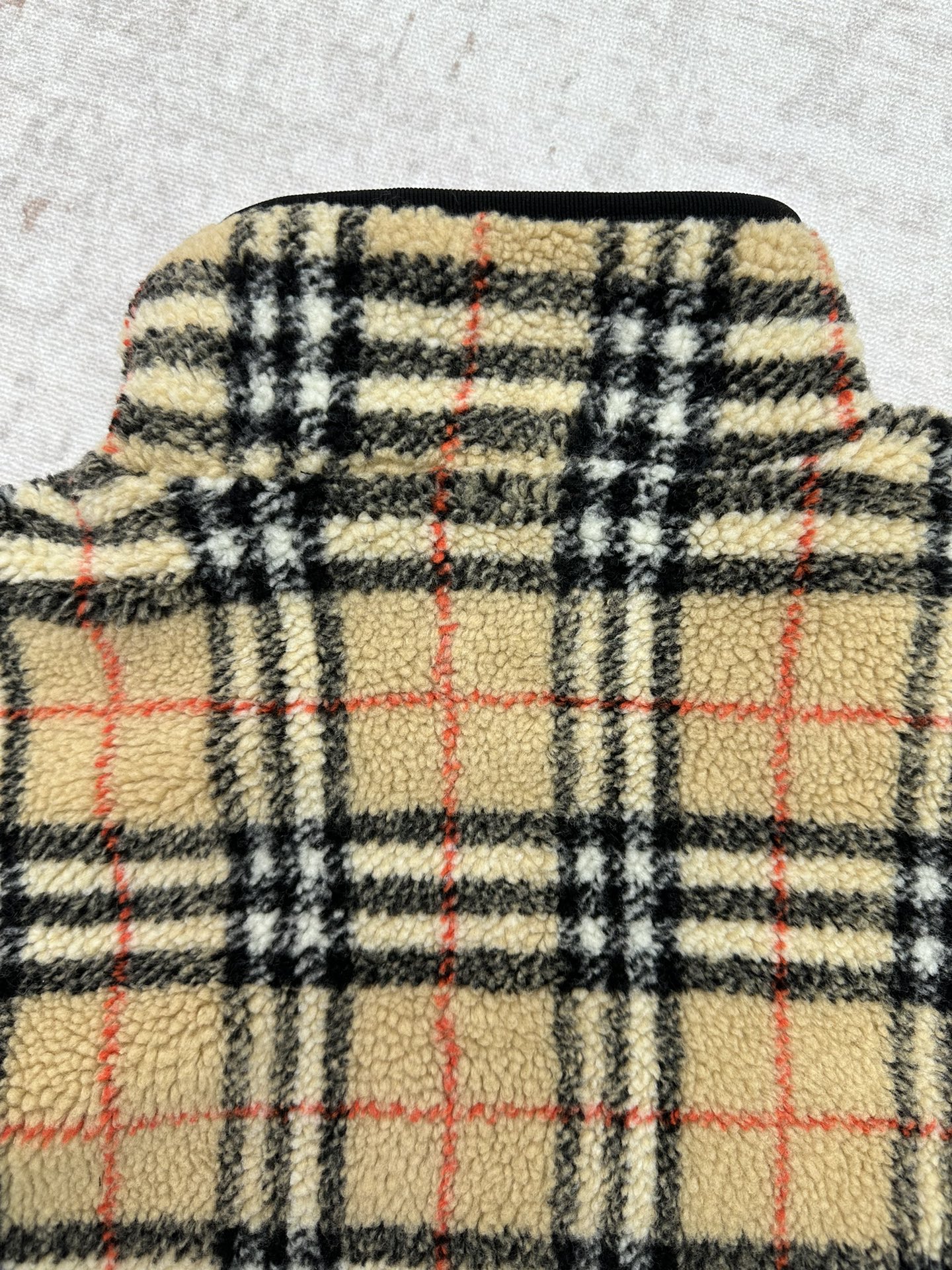 P280 巴宝莉 25ss新款格纹羊毛羊绒混纺绒头夹克选用柔软的羊毛羊绒混纺绒头面料打造，装饰针织 Burberry 格纹。搭配轻盈网眼内衬，融入骑士印章贴花，灵感源自 1980 年代典藏图案。呈现休闲版型，采用抽绳腰部设计，可调节打造不同造型。码数：S.M.L.XL.