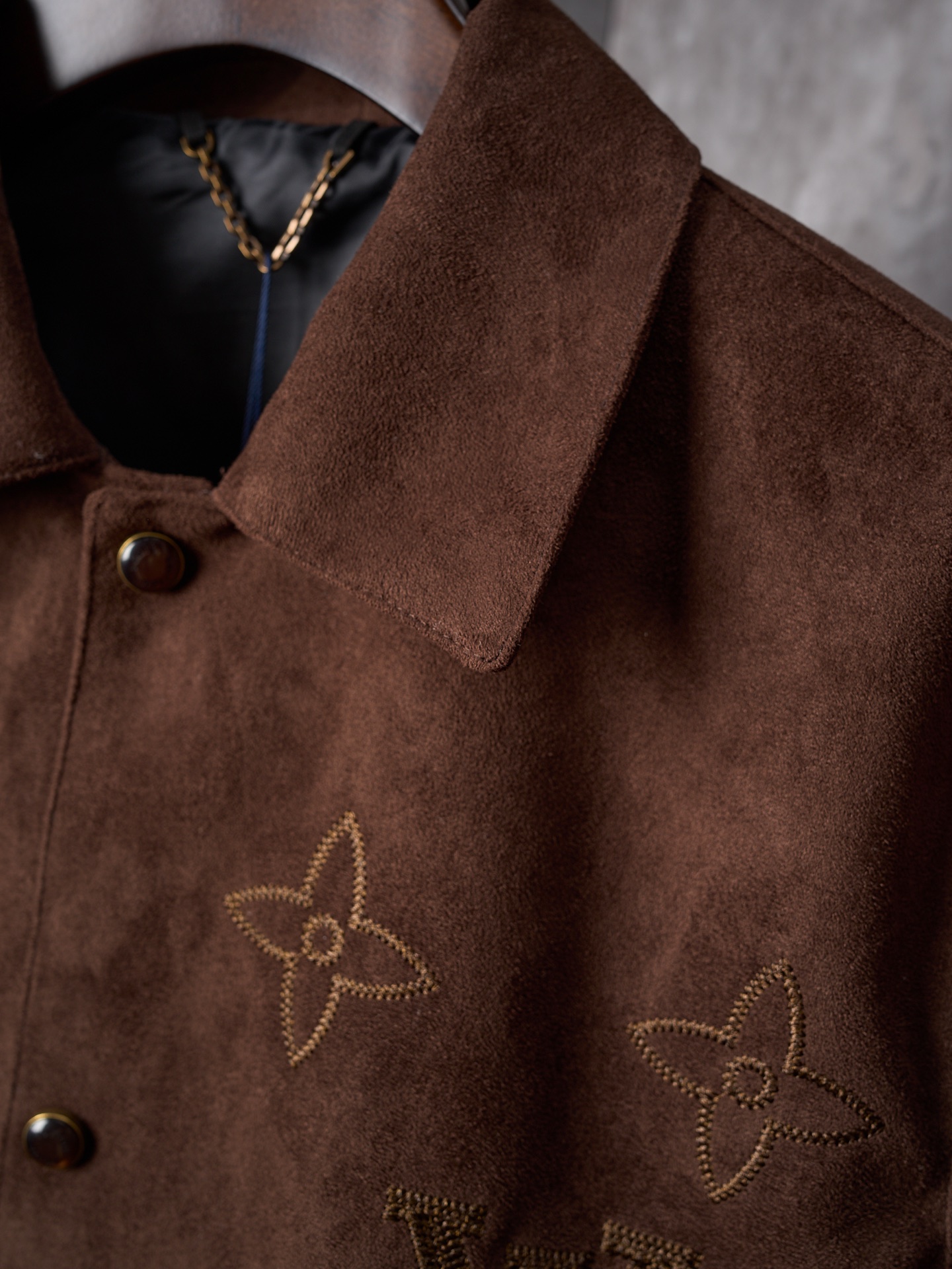 💰255【实物挂拍】LV/路易威登 大花刺绣麂皮绒面按扣翻领外套 【现货】S M L XL 原版36500购入，采用法国绒定制面料，深咖色绒面布料在不同的灯光下，会呈现不同色系效果。内里定制黑色真丝里布。整件，具有非常个性的特点，进口机对位绣花，门襟处左右对位细节媲美原版。定制的五金纽扣，配件手感色泽细腻光滑，低调奢华的设计。两侧双开袋小。男女同款。