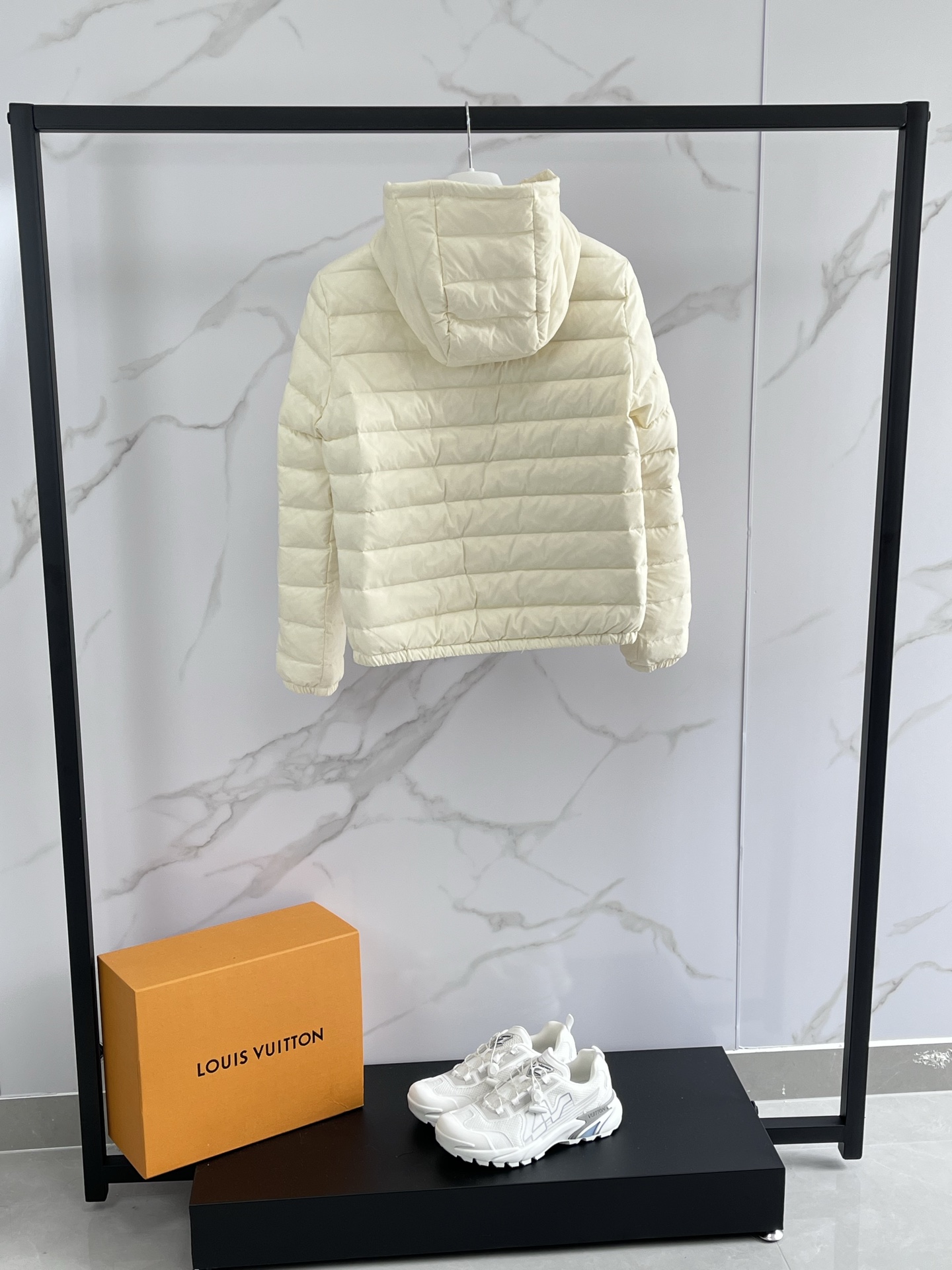 💰490 MON蒙口2025秋冬新款 Hede短款连帽羽绒服 连帽长袖羽绒服，用最简约的时尚语言，诉说最俏皮的冬日故事。流畅剪裁，质感面料，彰显品牌格调。蓬感连帽是专属的可爱符号，戴上它，元气值瞬间飙升。轻盈保暖，活动自如，让寒冷也挡不住你的活泼身影。简约外表下，藏着一颗跳跃的时尚心。 颜色：米白色、黑色、 尺码：1-2-3-4