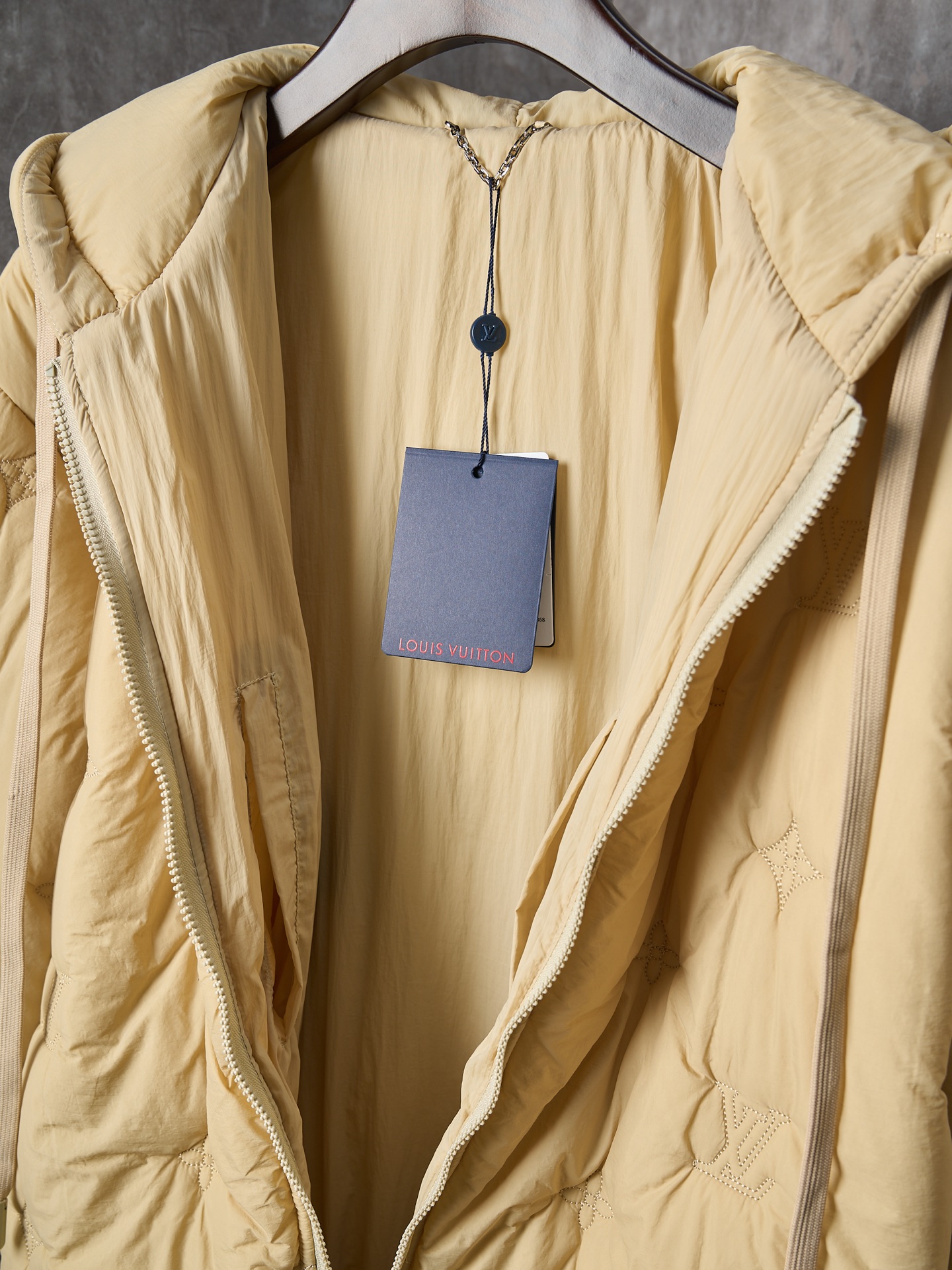 💰300【实物挂拍】LV/路易威登 老花刺绣棉服拉链连帽外套 【现货】46 48 50 52 原27,500购入，纯锦纶梭织面料，聚酯纤维夹棉填充，里布做了贴膜效果，全件对位绗花工艺，进口行棉机定位，增加整体起伏层次质感，将填充物固定，不易跑棉。前后幅全件对花缝纫，绣花间距一致，左右对称，做工非常复杂。门襟、双口袋树脂拉链开模定做，定喷刻字烤漆半喷露白拉链头，抽绳式风帽设计，子弹头吊钟点缀。上身轻便舒适，穿在身上有羽绒服的包裹感保暖防风又潮流。