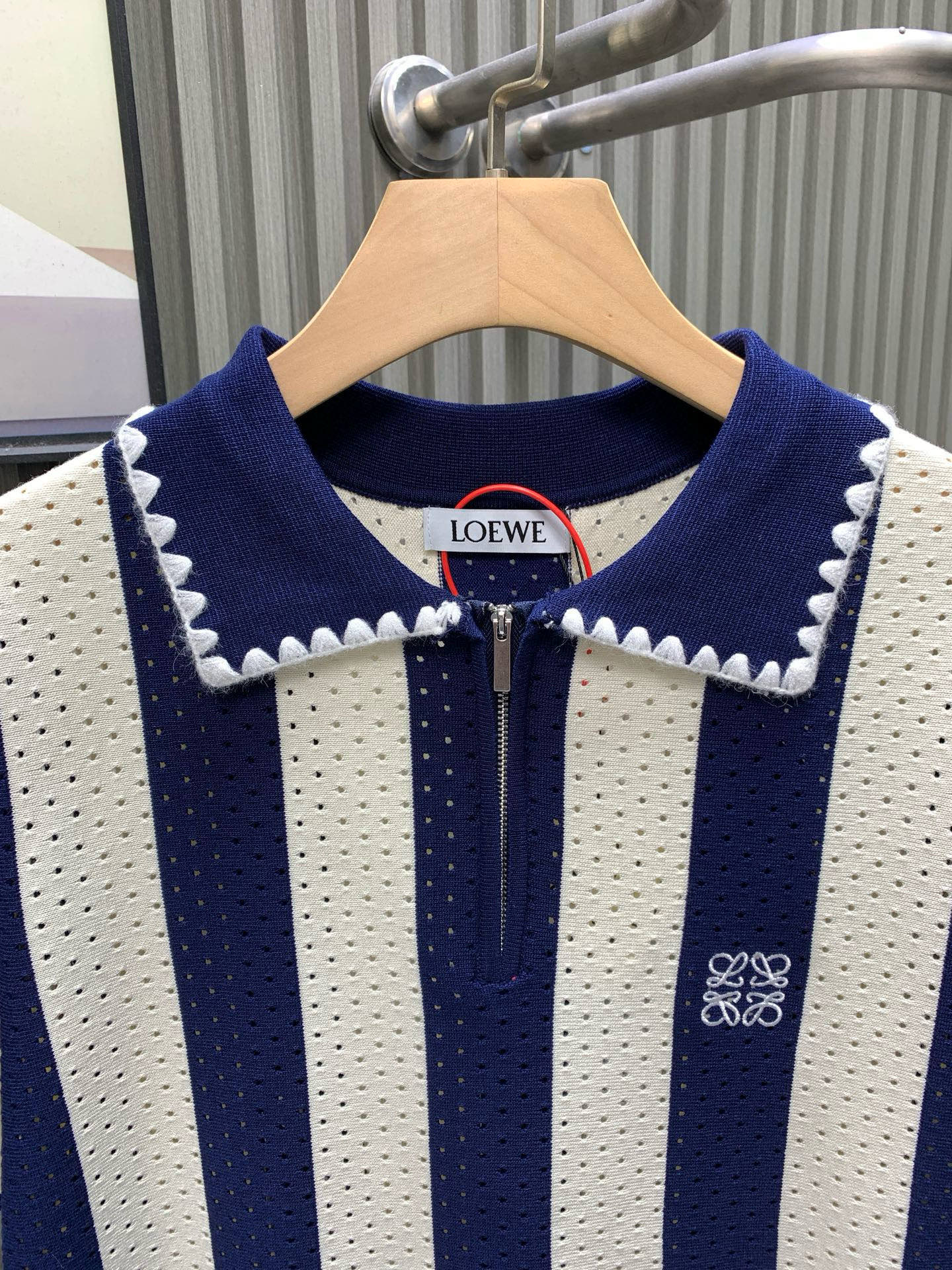 💰105🀄️ LOEWE罗意威 菱形提花设计甄选超细优质纱线 含山羊桑蚕丝翻领针织短袖男士典藏款 「耗时王」圆领奢雅工艺 触肤即高阶 匠心底蕴 菱形镂空提花 耗时数月雕琢的立体菱形提花 经纬间织就建筑美学肌理 光影穿透时显隐交错 举手投足尽展低调奢华 奢材天成山羊绒桑蚕丝 甄选超细优质纱线 融合内蒙古白绒山羊绒的软糯亲肤与桑蚕丝的柔滑垂坠 轻若无物却奢感天成 贴身穿着如云端轻抚 经典型格翻领短袖设计 简约翻领勾勒利落线条 短袖剪裁适配多场景&mdash;&mdash;商务会晤时叠搭西装显儒雅 休闲时光单穿流露绅士品味 典藏款型永不褪色 细节至臻品质见证 精密车工确保接缝平整 骨位加固耐穿不变形 领口螺纹经水洗测试 久穿仍挺括如新 每一处细节皆为「耗时」证言