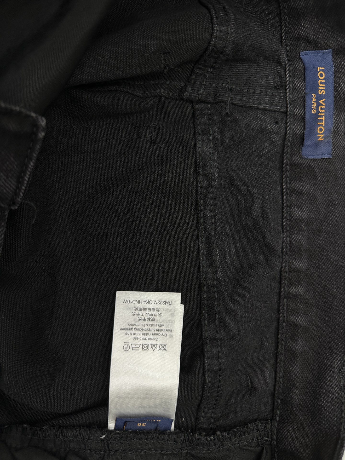 P220💰 LV/路易威登 拼接工装牛仔裤。 工艺裤身带有路易威登经典的Monogram老花图案，拉链头、后腰皮牌处有品牌金属Logo，风格采用牛仔布与黑色工装面料拼接的设计，融合了街头工装风与精致感，裤型宽松，属于当下流行的休闲廓形。 细节工艺金属拉链、纽扣及皮牌做工精细，拼接处缝线工整，这类单品是奢侈品牌在街头风格领域的设计尝试，将经典老花元素与工装廓形结合，又契合年轻群体对潮流穿搭。 码数：28、30、32、34、36、