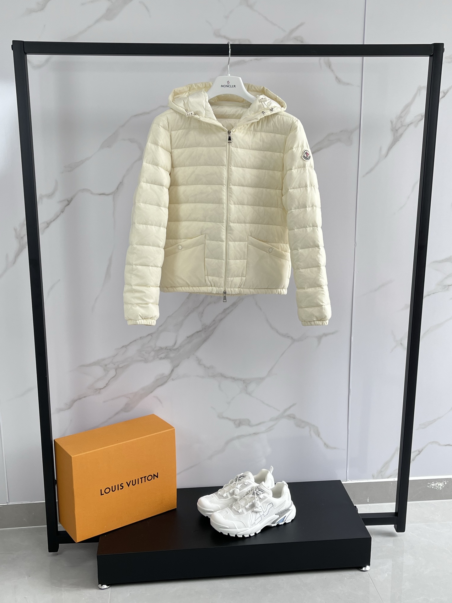 💰490 MON蒙口2025秋冬新款 Hede短款连帽羽绒服 连帽长袖羽绒服，用最简约的时尚语言，诉说最俏皮的冬日故事。流畅剪裁，质感面料，彰显品牌格调。蓬感连帽是专属的可爱符号，戴上它，元气值瞬间飙升。轻盈保暖，活动自如，让寒冷也挡不住你的活泼身影。简约外表下，藏着一颗跳跃的时尚心。 颜色：米白色、黑色、 尺码：1-2-3-4