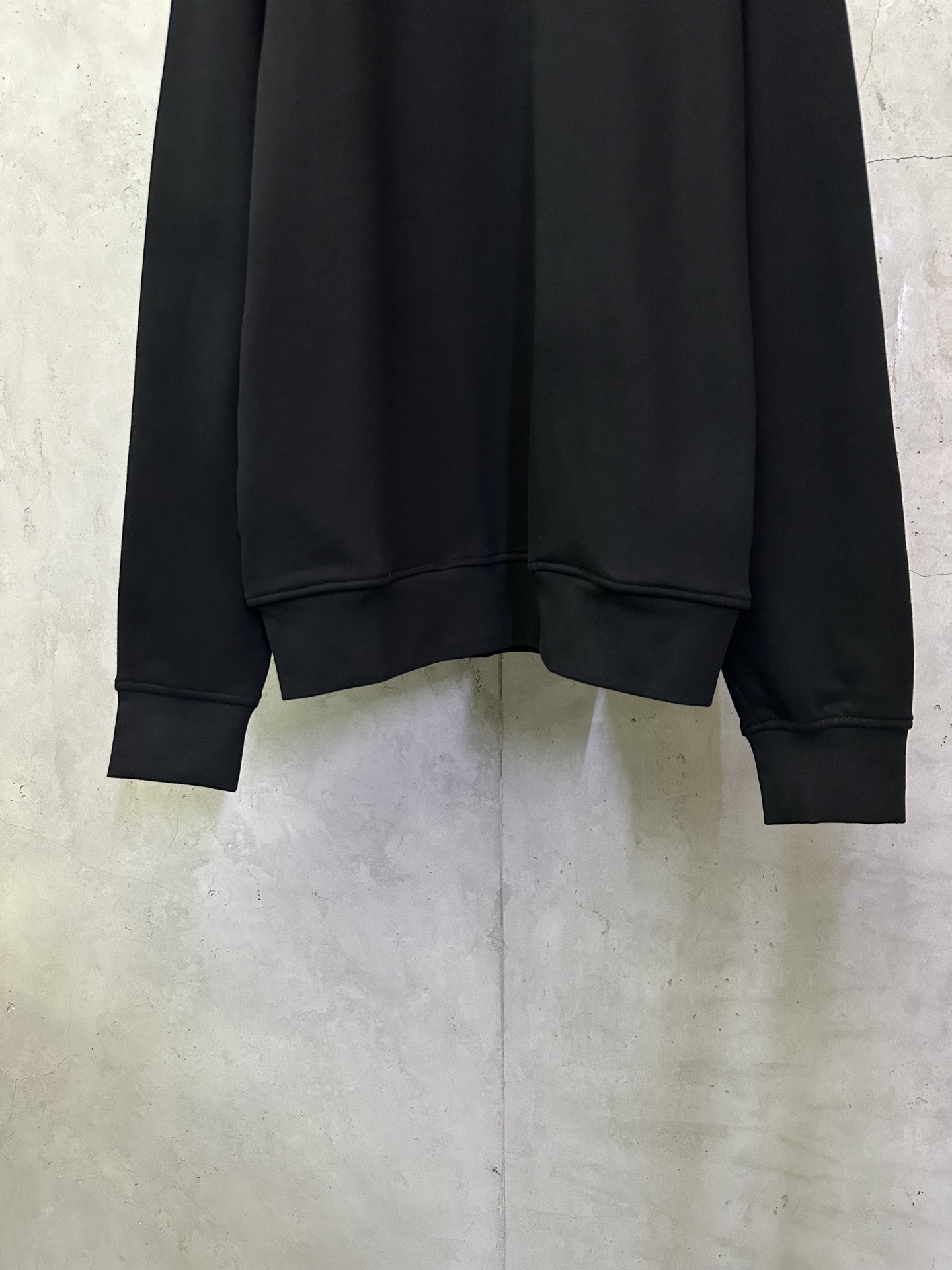 💰200 Ralph Lauren 金色刺绣半高领卫衣 面料：采用定制雅韵精棉绒感料 柔软丝滑 舒适贴肤 以纯粹到极致的黑调为底色 格纹斜纹镶边于领口处 承载着英伦风的优雅与复古 定制五金 螺纹 辅料 对版对位 男女同款 -Color: 黑色 -Size: S M L XL