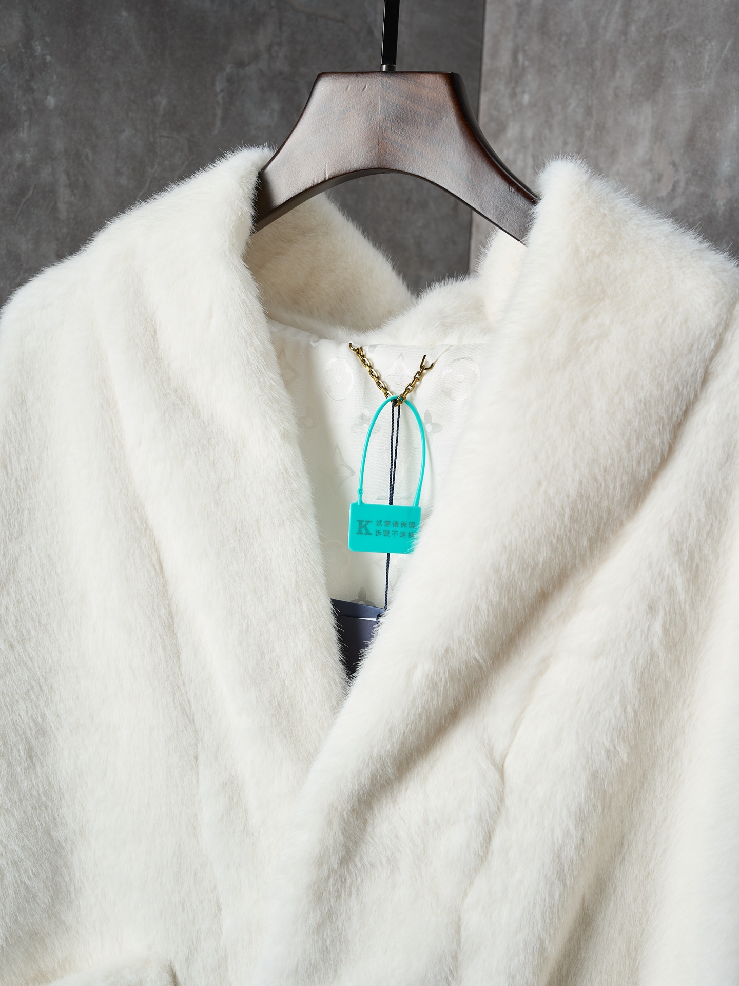 💰360【实物挂拍】LV/路易威登 Nigo联名系列水貂毛V领和服式皮草外套 【现货】46 48 50 52 面料选用北美优质水貂毛，经过手工分拣筛选，确保毛针长度、绒毛密度均匀一致，触感柔滑且光泽感强。剪裁采用无衬里极简结构，通过手工对缝拼接，避免车线痕迹破坏整体质感；领口做了宽幅翻折设计，边缘用隐形手工针脚收边，自然垂坠不生硬。袖口是同材质毛面翻边，内侧加了薄衬布定型，既保持蓬松感又不易变形；口袋为嵌式设计，开口边缘手工锁边，与衣身纹理无缝衔接。内里搭配品牌专属缎面衬里，标签通过定制挂链固定，细节处体现高定工艺标准。整体走线平直细腻，面料舒适柔软，颜色一致无色差 能与同款搭配营造时尚造型，驾驭各种场合，定制辅料，三标齐全，男女同款！