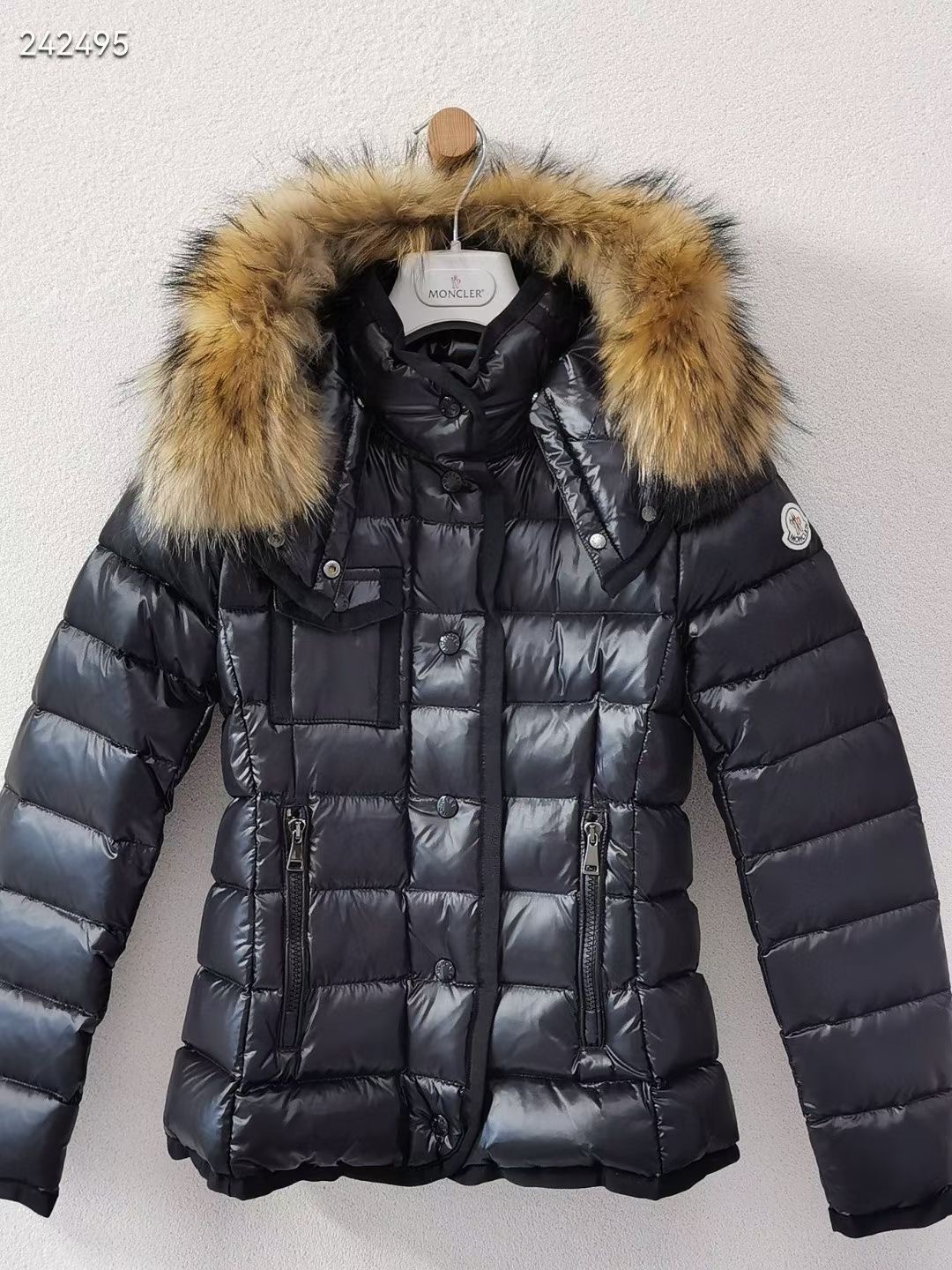 💰590 Moncler Armoise 短款修身女士羽绒服，狐狸毛，进口尼龙面料，拉链开合 黑色 白色1-2-3-4