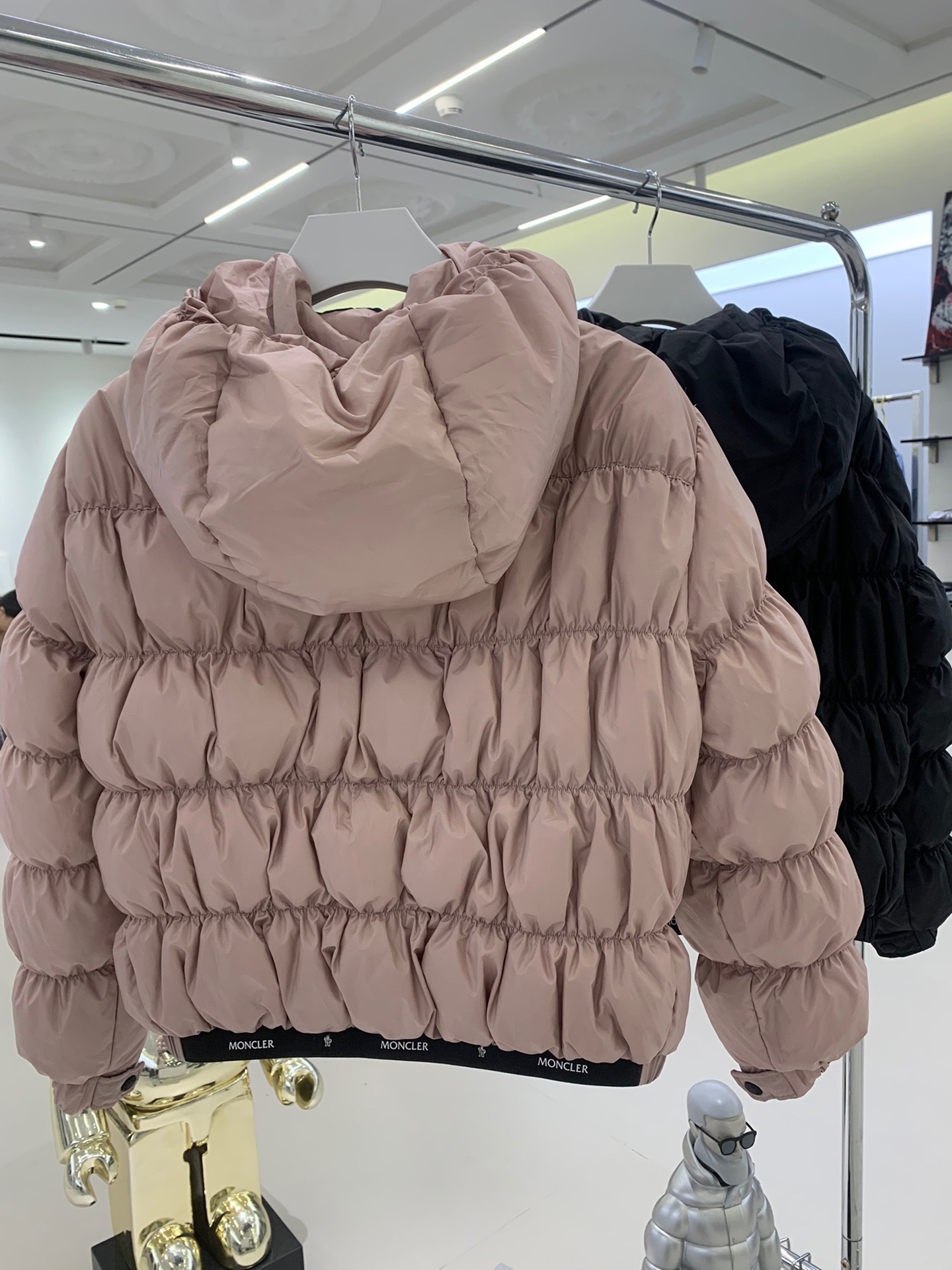 💰480 Monc*er 超可爱 女人味 毛毛虫短款羽绒服 颜色：藕粉色 黑色 款号：Medonte 尺码：012