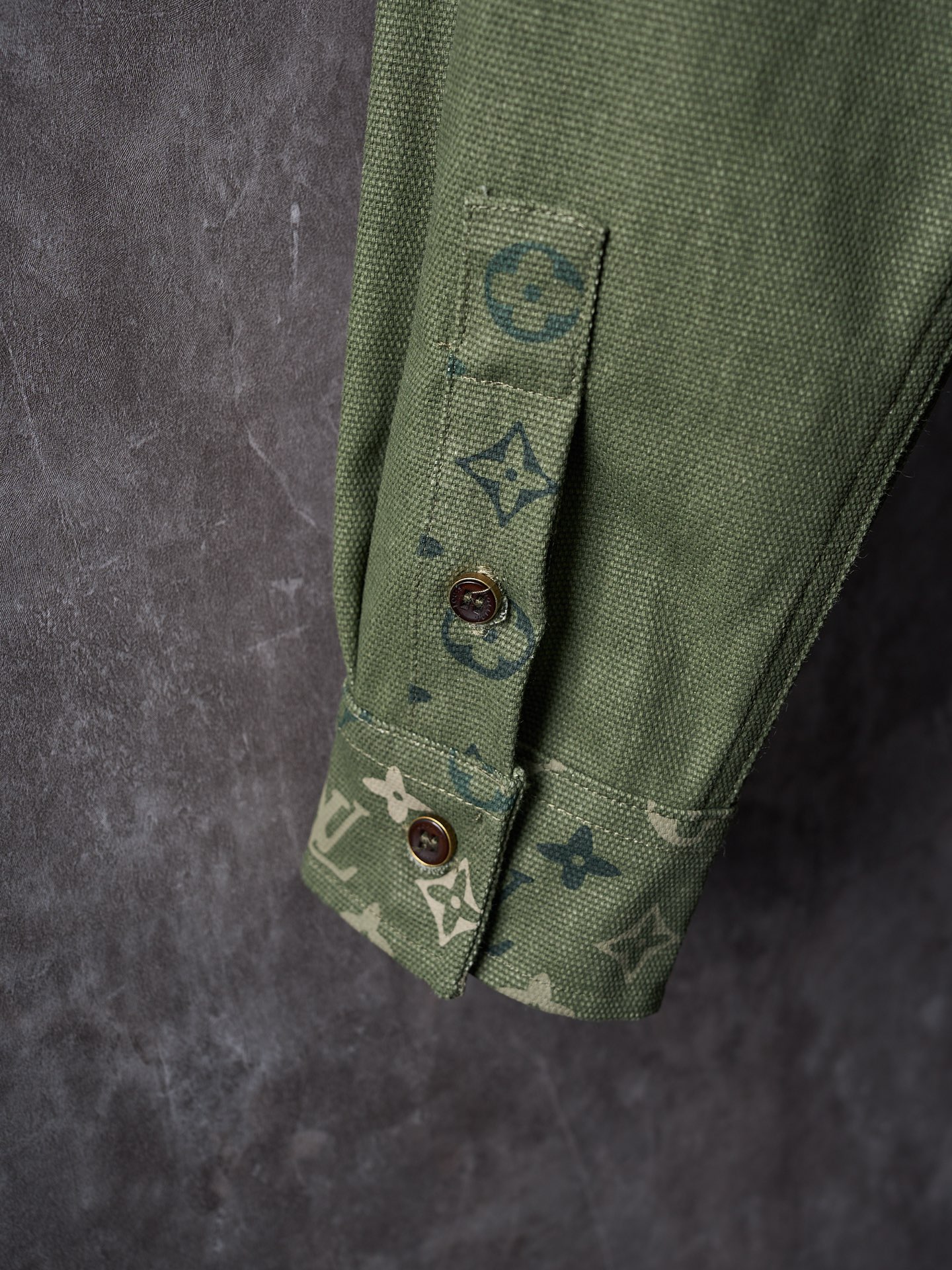 💰280【实物挂拍】LV/路易威登 翻领满印工装夹克式衬衫 【现货】S M L XL 正品16000购入，定染50支平纹双股珠地帆棉布，定位裁床，数码直喷，定制1：1纽扣，定制1：1皮标，定制1：1商标，宽松版型