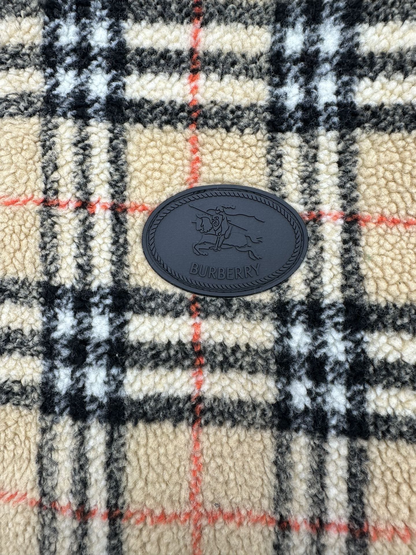 P280 巴宝莉 25ss新款格纹羊毛羊绒混纺绒头夹克选用柔软的羊毛羊绒混纺绒头面料打造，装饰针织 Burberry 格纹。搭配轻盈网眼内衬，融入骑士印章贴花，灵感源自 1980 年代典藏图案。呈现休闲版型，采用抽绳腰部设计，可调节打造不同造型。码数：S.M.L.XL.