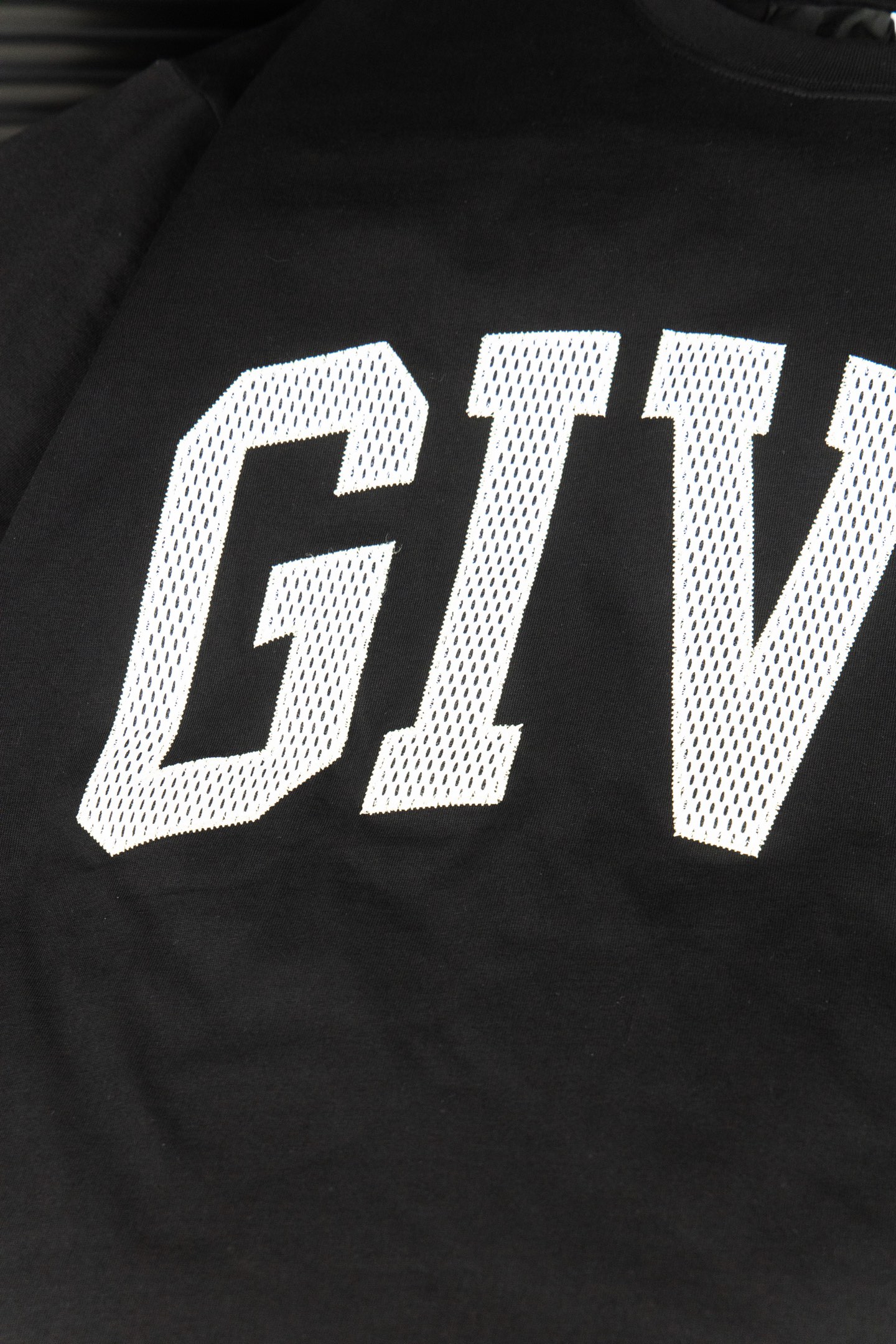 特价🉐️：50 款号：G27 Givenchy纪梵希 新款大字母小孔绣花短袖T恤 - 被称为法国时装界的绅士的Givenchy的风格所在 1952年纪梵希这个品牌在法国正式诞生 它是以其创始人 第一位首席设计师休伯特.德.纪梵希(Hubert de Givenchy)命名的 几十年来这一品牌一直保持着&ldquo;优雅的风格&rdquo; 在时装界几乎成了&ldquo;优雅&rdquo;的代名词 而纪梵希本人在任何场合出现总是一副儒雅气度和爽洁不俗的外形 因而被誉为&ldquo;时装界的绅士&rdquo; 纪梵希先生与赫本女士的一生也称为佳话 纪梵希先生虽然已故 但纪梵希的经典传奇依旧火爆至 - 不管是T桖还是卫衣都是每年的爆款单品 采用进口绣花 每一件都是艺术品 成本极高 经过多次的调试打版图案色差还原度与原版接近百分之99 区别市场垃圾胶印版本 颜色: 黑 尺码:S M L XL