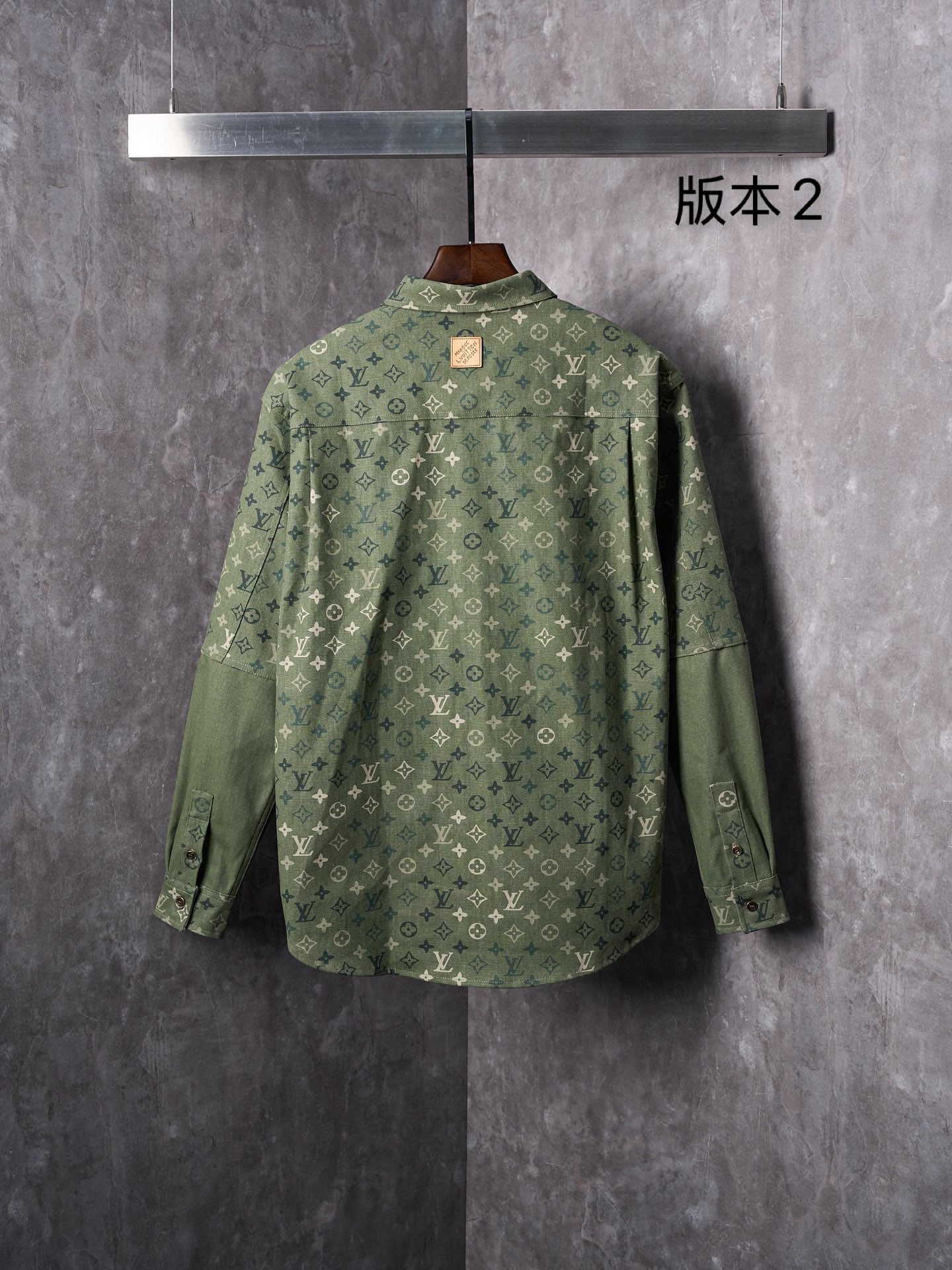 💰280【实物挂拍】LV/路易威登 翻领满印工装夹克式衬衫 【现货】S M L XL 正品16000购入，定染50支平纹双股珠地帆棉布，定位裁床，数码直喷，定制1：1纽扣，定制1：1皮标，定制1：1商标，宽松版型