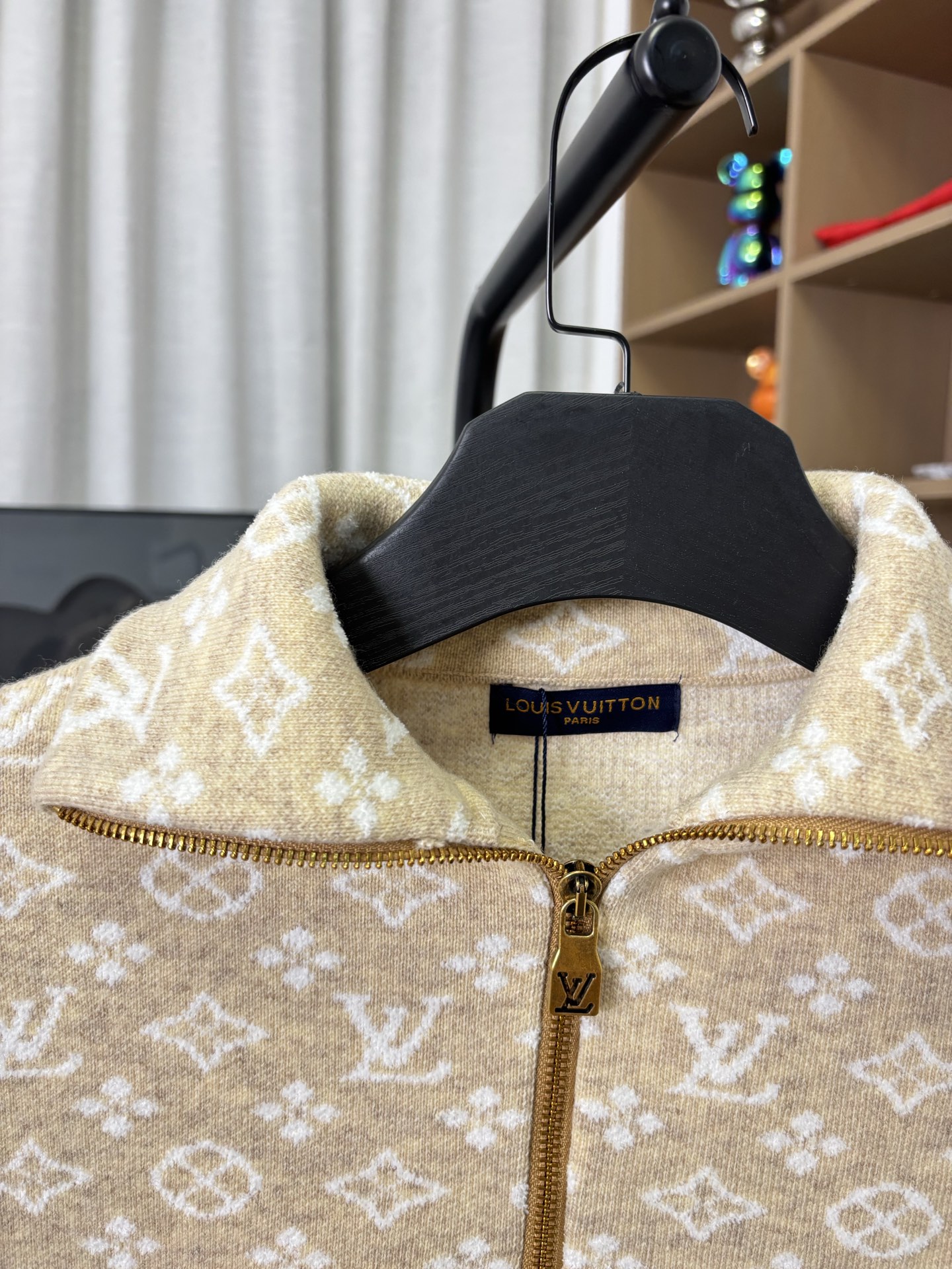 p185💰 款号：DC272# LV路易威登顶级版本SKI系列纯羊毛半开衫套头polo毛衣 顶级版本！新款纯羊毛 全衣高品质德国进口机器制作 三种机器 三种织法 工艺复杂程序繁琐 定制款对色定染纯羊毛高克重高密度超高品质，毛料柔软细腻亲肤，触感软糯丝滑！克重1斤多 颜色：燕麦杏色 尺码：S-M-L-Xl【图9️⃣尺码表】