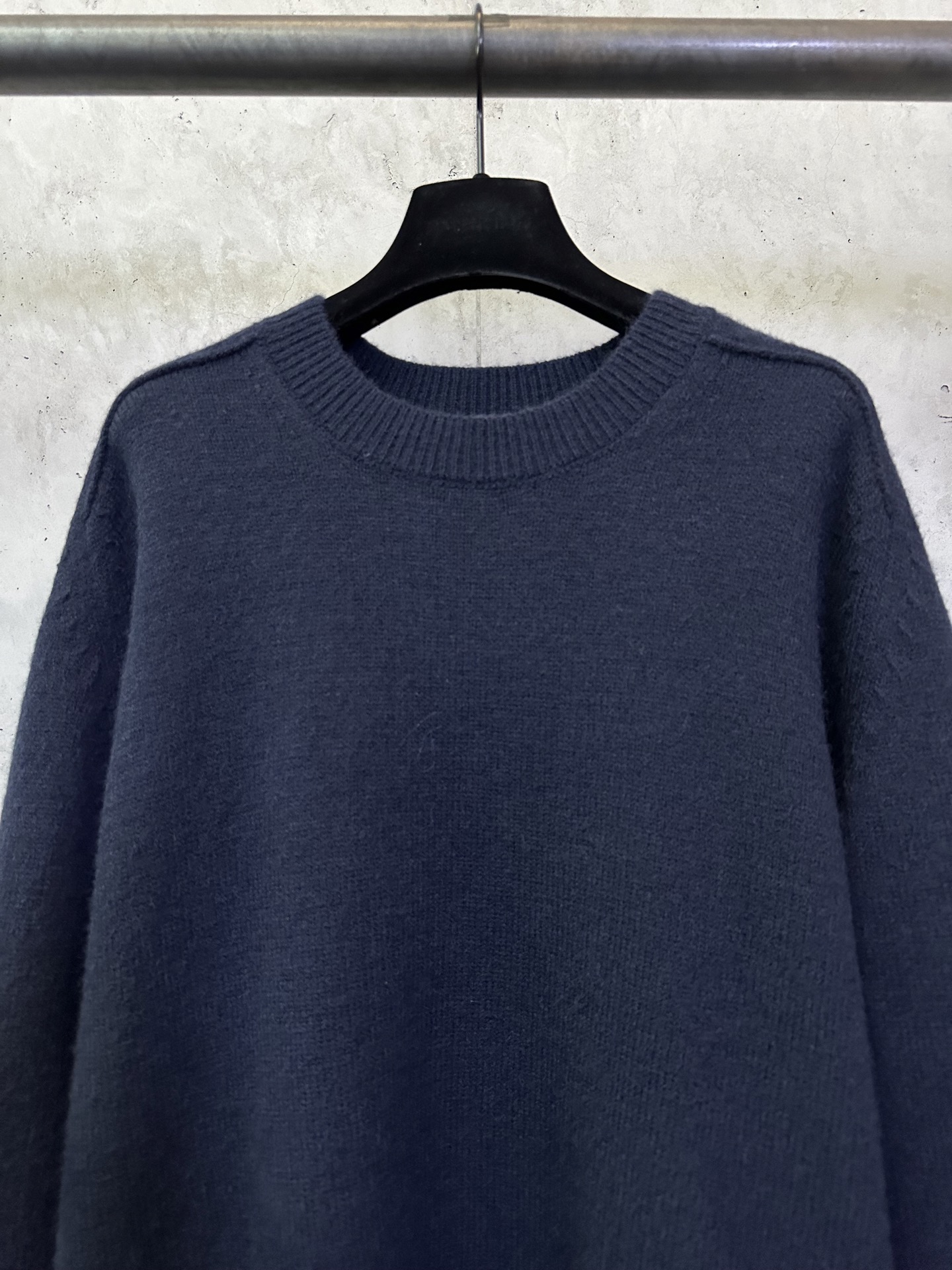 💰200 BURBERRY巴宝莉 26SS 纯色圆领羊绒针织衫 面料：采用定染18支双股羊毛混纺毛料 建议干洗（本产品为毛料织造而成不易机洗）定制五金 螺纹 辅料 对版对位 男女同款 -Color: 宝蓝色 -Size: S M L XL