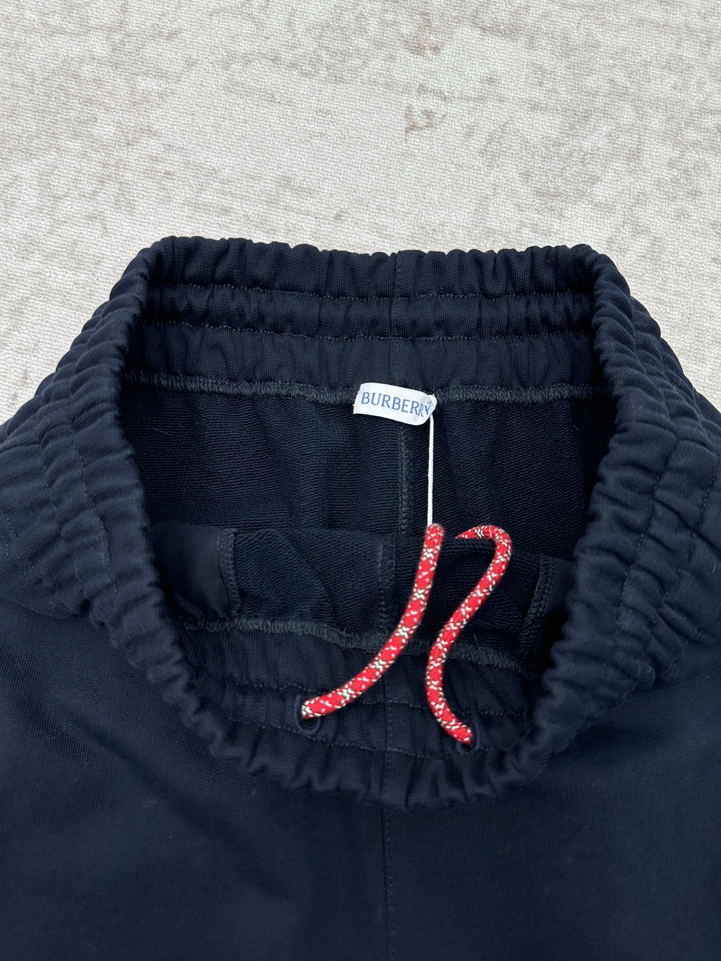 P195 巴宝莉 25ss新款棉质慢跑裤选用轻盈翻面绒棉质面料打造，呈现休闲版型。点缀新季马术骑士徽标（EKD）素描刺绣，融入金属感纱线。此件精品出自品牌新禧贺岁胶囊系列，礼赞马年新春。 码数：S.M.L.XL.