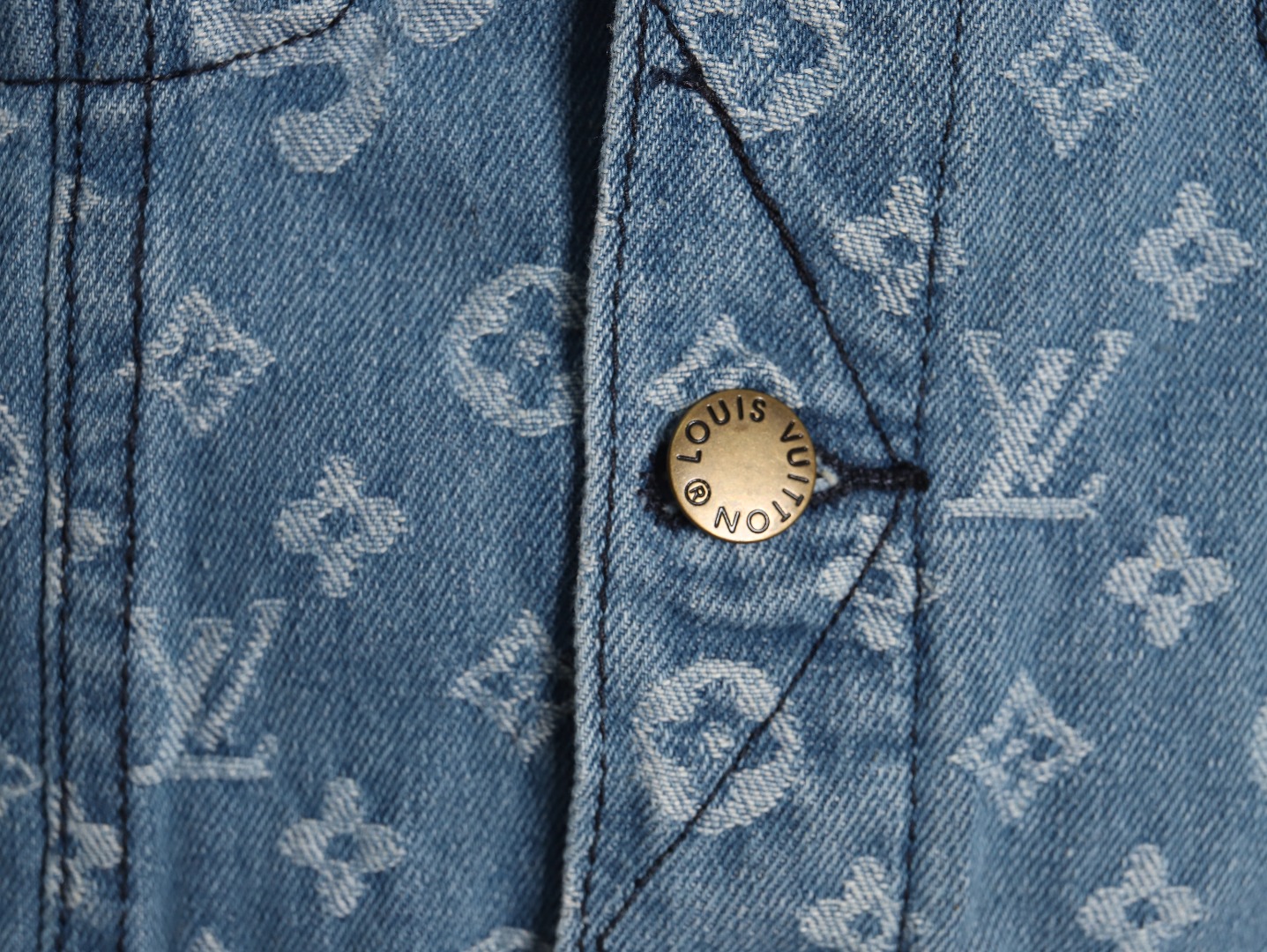 兔子上新 P160 Louis vuitton x Supreme LV路易威登SUP联名 满印牛仔夹克 过去L家并无与街头品牌联名的先例，街头潮牌与奢品潮牌的结合，强强联手再次缔造出时尚潮流的顶端。 此款前面双品牌印花，在工艺方面采用了涂鸦式加爆裂纹，使双品牌都采用了各自惯用的印花效果，爆裂纹的效果也是随着衣服穿的次数与洗的次数而变的更多 也是2024街头潮流方向！男女同款 颜色：水洗黑色/水洗浅蓝 尺码：M-XL Ｍ 衣长69.5胸围118袖长64 L 衣长71.0胸围122袖长66 XL 衣长72.5胸围126袖长68