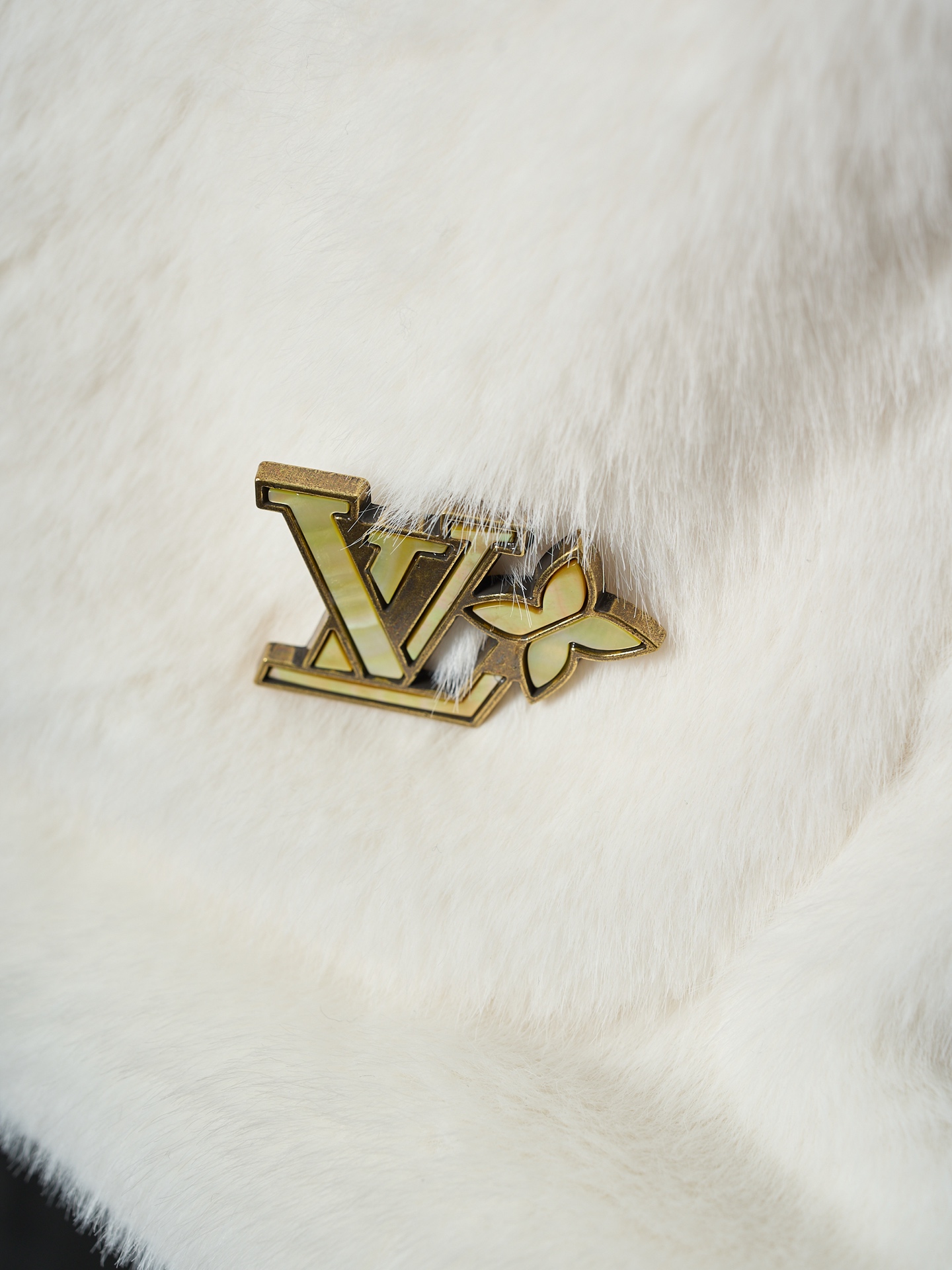 💰360【实物挂拍】LV/路易威登 Nigo联名系列水貂毛V领和服式皮草外套 【现货】46 48 50 52 面料选用北美优质水貂毛，经过手工分拣筛选，确保毛针长度、绒毛密度均匀一致，触感柔滑且光泽感强。剪裁采用无衬里极简结构，通过手工对缝拼接，避免车线痕迹破坏整体质感；领口做了宽幅翻折设计，边缘用隐形手工针脚收边，自然垂坠不生硬。袖口是同材质毛面翻边，内侧加了薄衬布定型，既保持蓬松感又不易变形；口袋为嵌式设计，开口边缘手工锁边，与衣身纹理无缝衔接。内里搭配品牌专属缎面衬里，标签通过定制挂链固定，细节处体现高定工艺标准。整体走线平直细腻，面料舒适柔软，颜色一致无色差 能与同款搭配营造时尚造型，驾驭各种场合，定制辅料，三标齐全，男女同款！