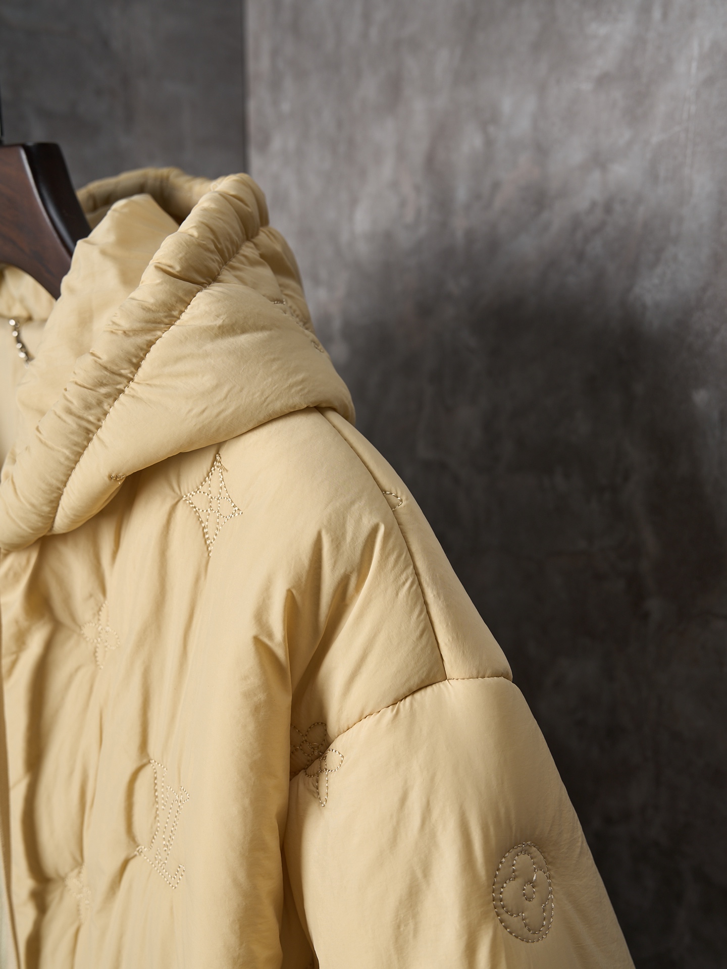 💰300【实物挂拍】LV/路易威登 老花刺绣棉服拉链连帽外套 【现货】46 48 50 52 原27,500购入，纯锦纶梭织面料，聚酯纤维夹棉填充，里布做了贴膜效果，全件对位绗花工艺，进口行棉机定位，增加整体起伏层次质感，将填充物固定，不易跑棉。前后幅全件对花缝纫，绣花间距一致，左右对称，做工非常复杂。门襟、双口袋树脂拉链开模定做，定喷刻字烤漆半喷露白拉链头，抽绳式风帽设计，子弹头吊钟点缀。上身轻便舒适，穿在身上有羽绒服的包裹感保暖防风又潮流。