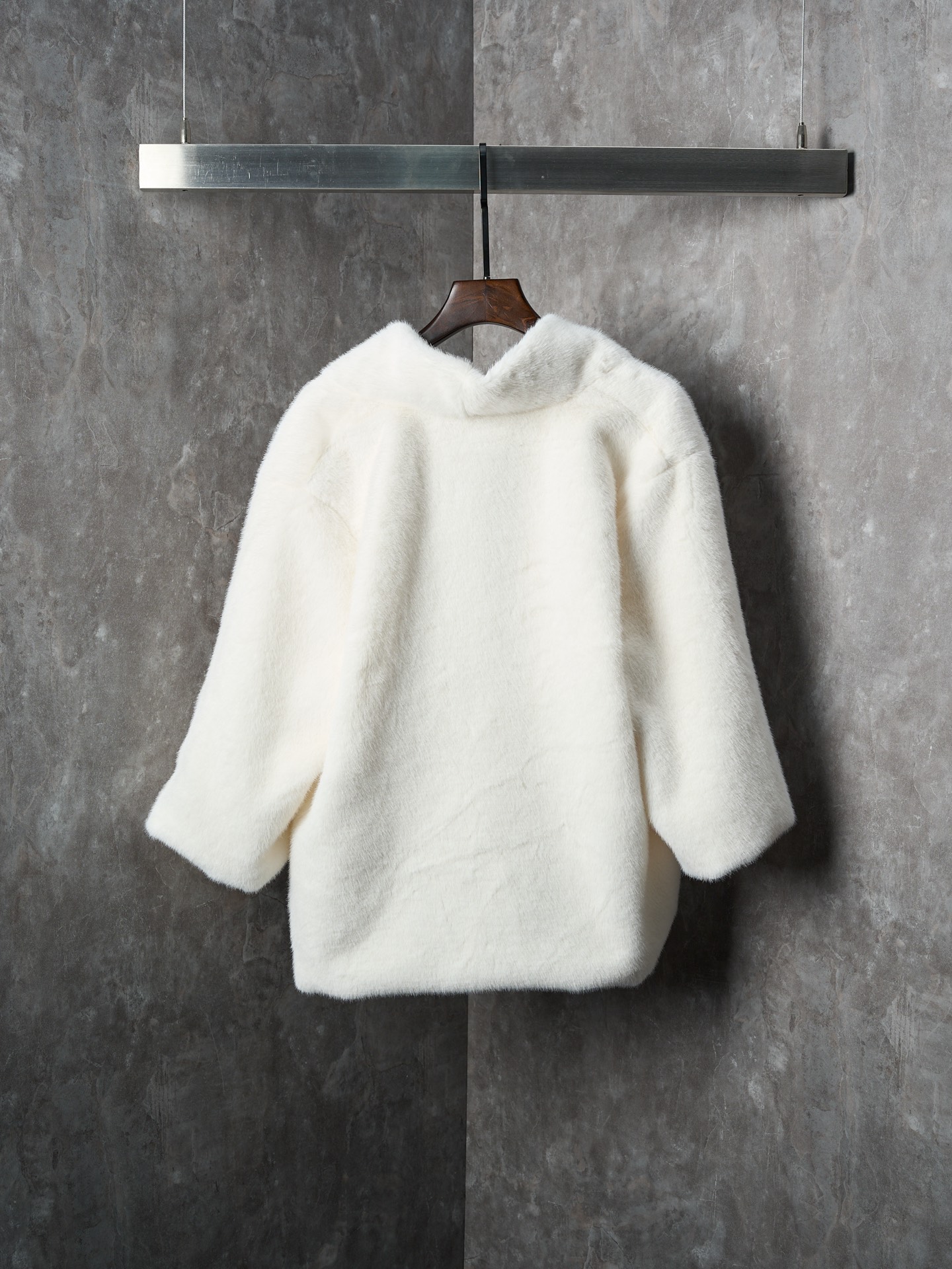 💰360【实物挂拍】LV/路易威登 Nigo联名系列水貂毛V领和服式皮草外套 【现货】46 48 50 52 面料选用北美优质水貂毛，经过手工分拣筛选，确保毛针长度、绒毛密度均匀一致，触感柔滑且光泽感强。剪裁采用无衬里极简结构，通过手工对缝拼接，避免车线痕迹破坏整体质感；领口做了宽幅翻折设计，边缘用隐形手工针脚收边，自然垂坠不生硬。袖口是同材质毛面翻边，内侧加了薄衬布定型，既保持蓬松感又不易变形；口袋为嵌式设计，开口边缘手工锁边，与衣身纹理无缝衔接。内里搭配品牌专属缎面衬里，标签通过定制挂链固定，细节处体现高定工艺标准。整体走线平直细腻，面料舒适柔软，颜色一致无色差 能与同款搭配营造时尚造型，驾驭各种场合，定制辅料，三标齐全，男女同款！