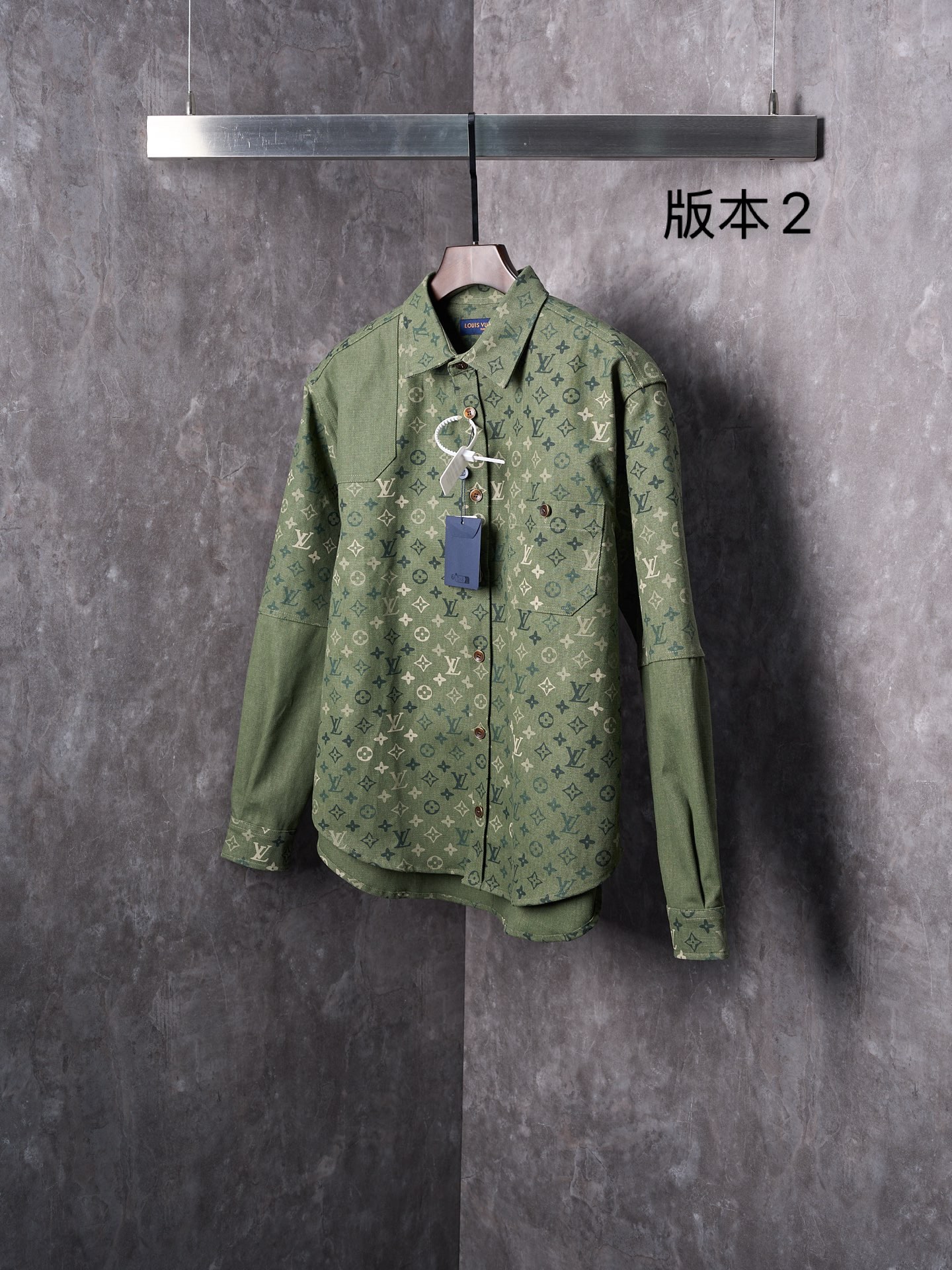💰280【实物挂拍】LV/路易威登 翻领满印工装夹克式衬衫 【现货】S M L XL 正品16000购入，定染50支平纹双股珠地帆棉布，定位裁床，数码直喷，定制1：1纽扣，定制1：1皮标，定制1：1商标，宽松版型