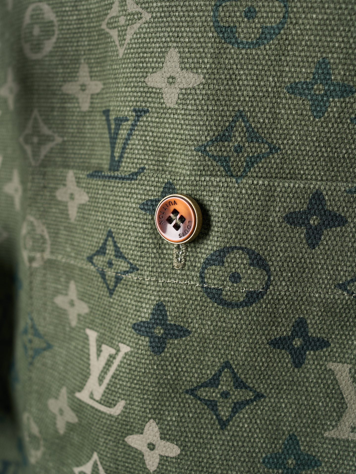 💰280【实物挂拍】LV/路易威登 翻领满印工装夹克式衬衫 【现货】S M L XL 正品16000购入，定染50支平纹双股珠地帆棉布，定位裁床，数码直喷，定制1：1纽扣，定制1：1皮标，定制1：1商标，宽松版型