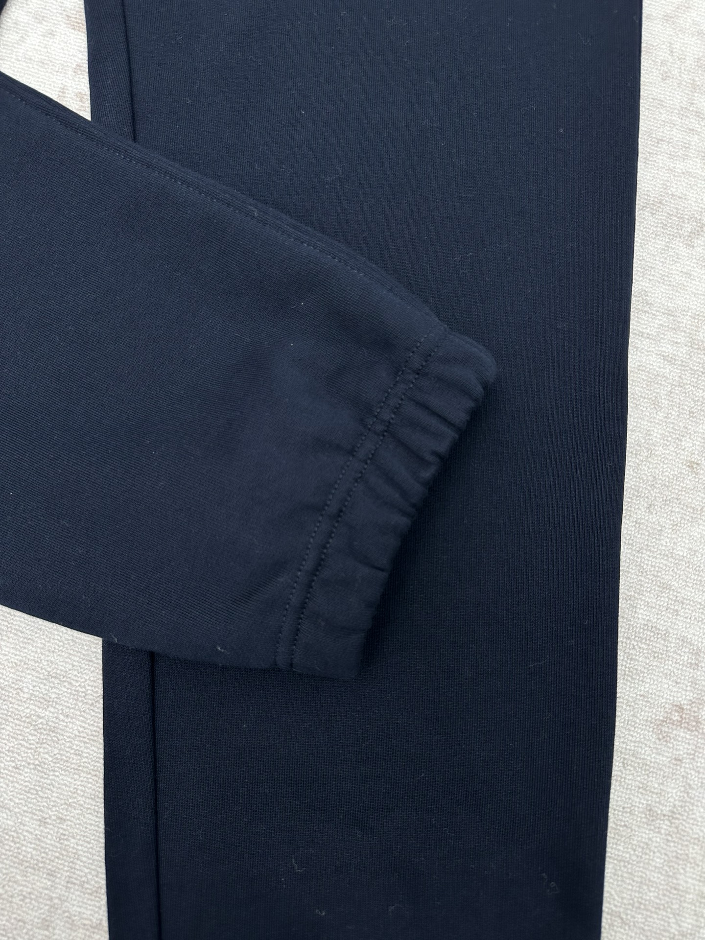 P195 巴宝莉 25ss新款棉质慢跑裤选用轻盈翻面绒棉质面料打造，呈现休闲版型。点缀新季马术骑士徽标（EKD）素描刺绣，融入金属感纱线。此件精品出自品牌新禧贺岁胶囊系列，礼赞马年新春。 码数：S.M.L.XL.