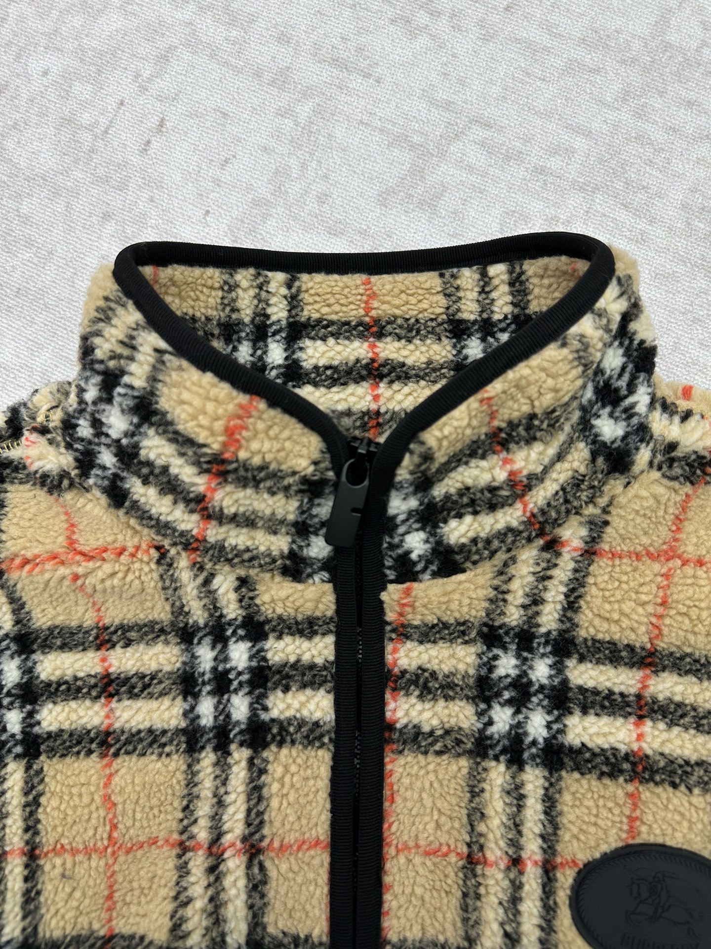 P280 巴宝莉 25ss新款格纹羊毛羊绒混纺绒头夹克选用柔软的羊毛羊绒混纺绒头面料打造，装饰针织 Burberry 格纹。搭配轻盈网眼内衬，融入骑士印章贴花，灵感源自 1980 年代典藏图案。呈现休闲版型，采用抽绳腰部设计，可调节打造不同造型。码数：S.M.L.XL.